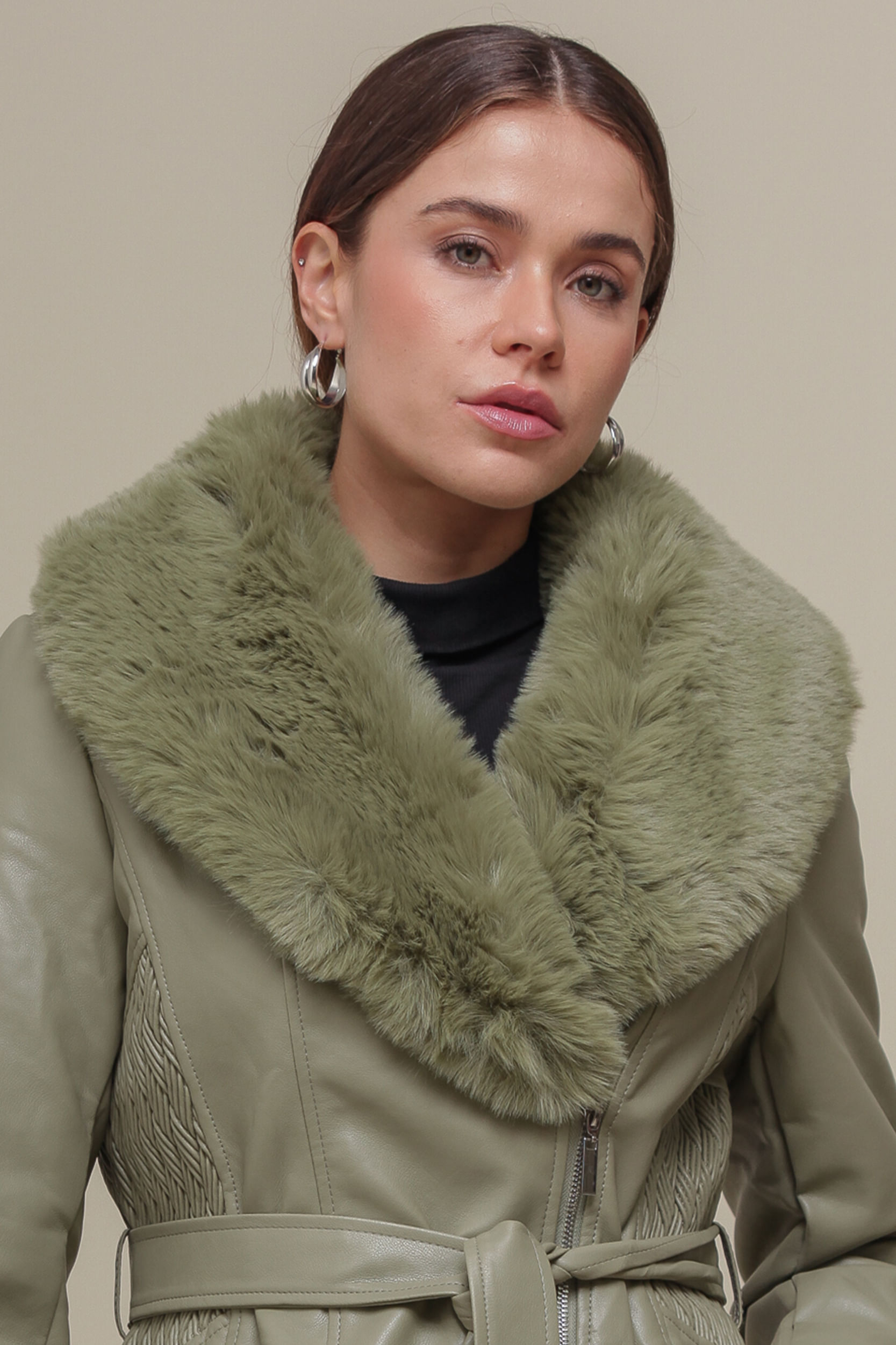 Casaco Alongado PU Maxi Gola Pelo VERDE Casaco Alongado PU Maxi Gola Pelo VERDE