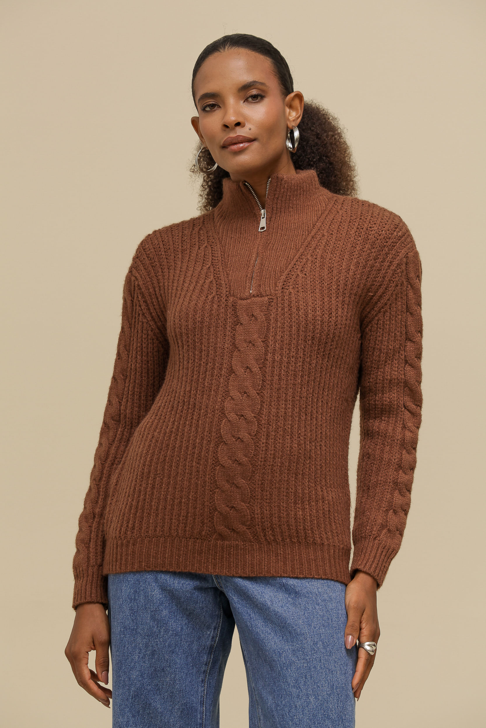 9035128 - Blusa de Tricot Trançado com Gola Alta  MARROM