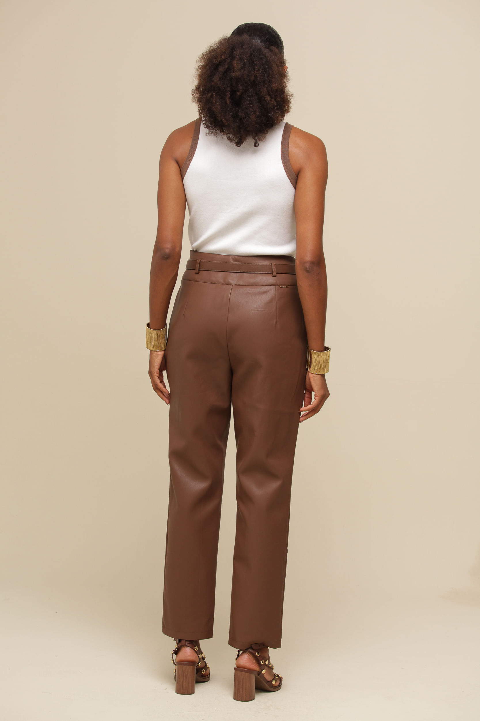 9036351 - Calça PU Reta com Cinto MARROM 9036351 - Calça PU Reta com Cinto MARROM