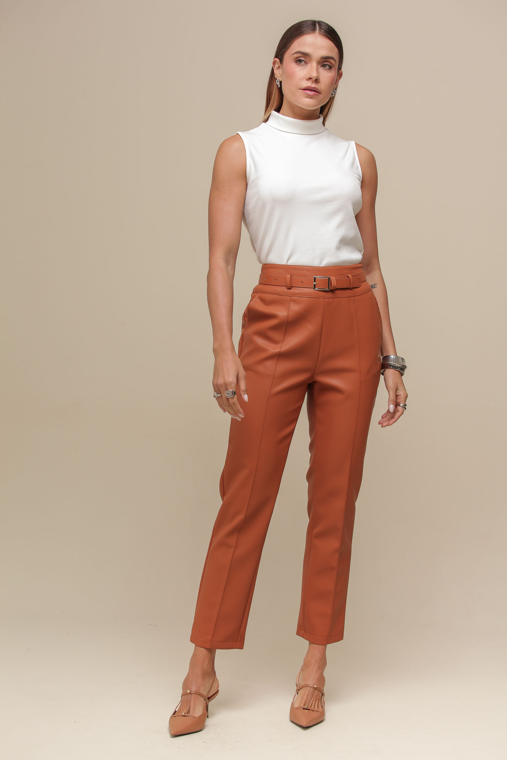 9036351 - Calça PU Reta com Cinto  FERRUGEM