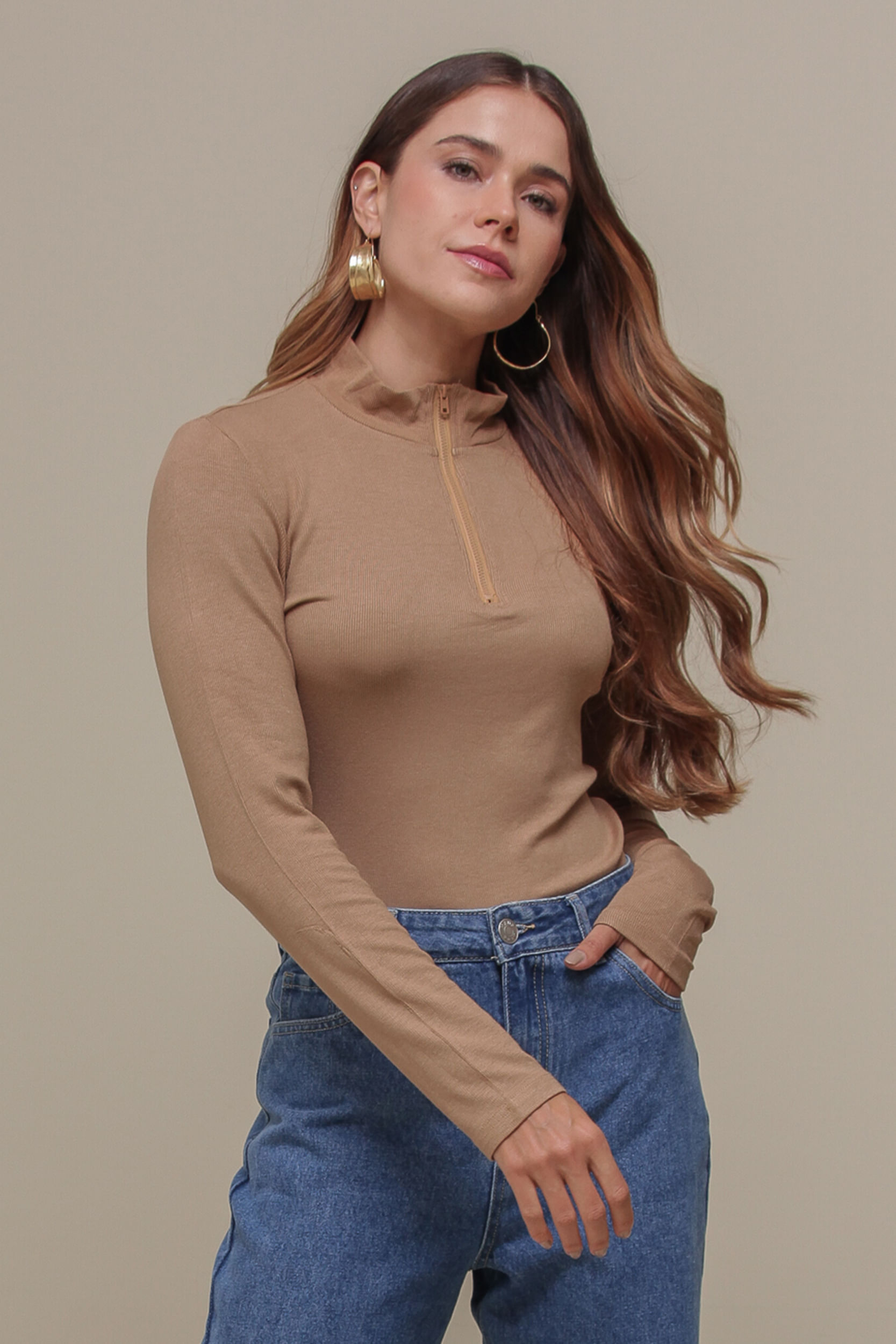 9036605 - Blusa Manga Longa Canelada com Zíper  BEGE