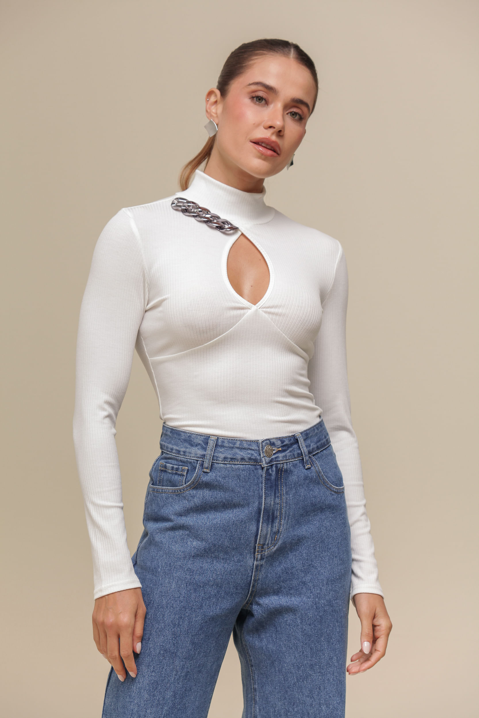 9036620 - Blusa Canelada Gola Alta com Detalhe Corrente  OFF-WHITE