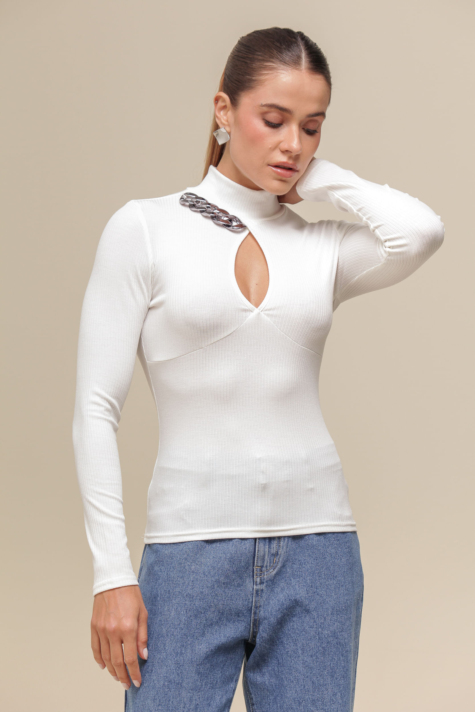 9036620 - Blusa Canelada Gola Alta com Detalhe Corrente  OFF-WHITE