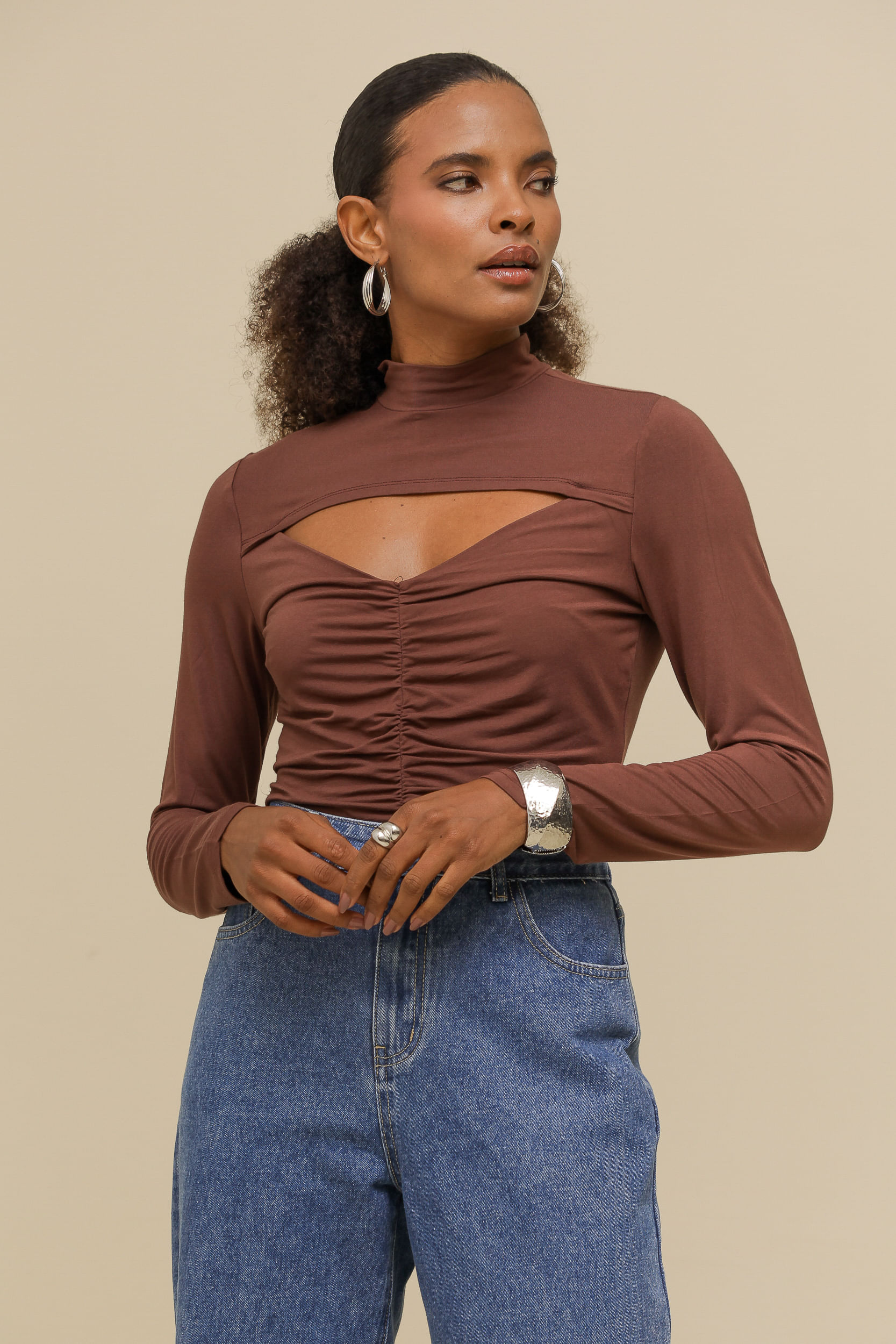 9036720 - Blusa de Malha Franzido na Frente  MARROM