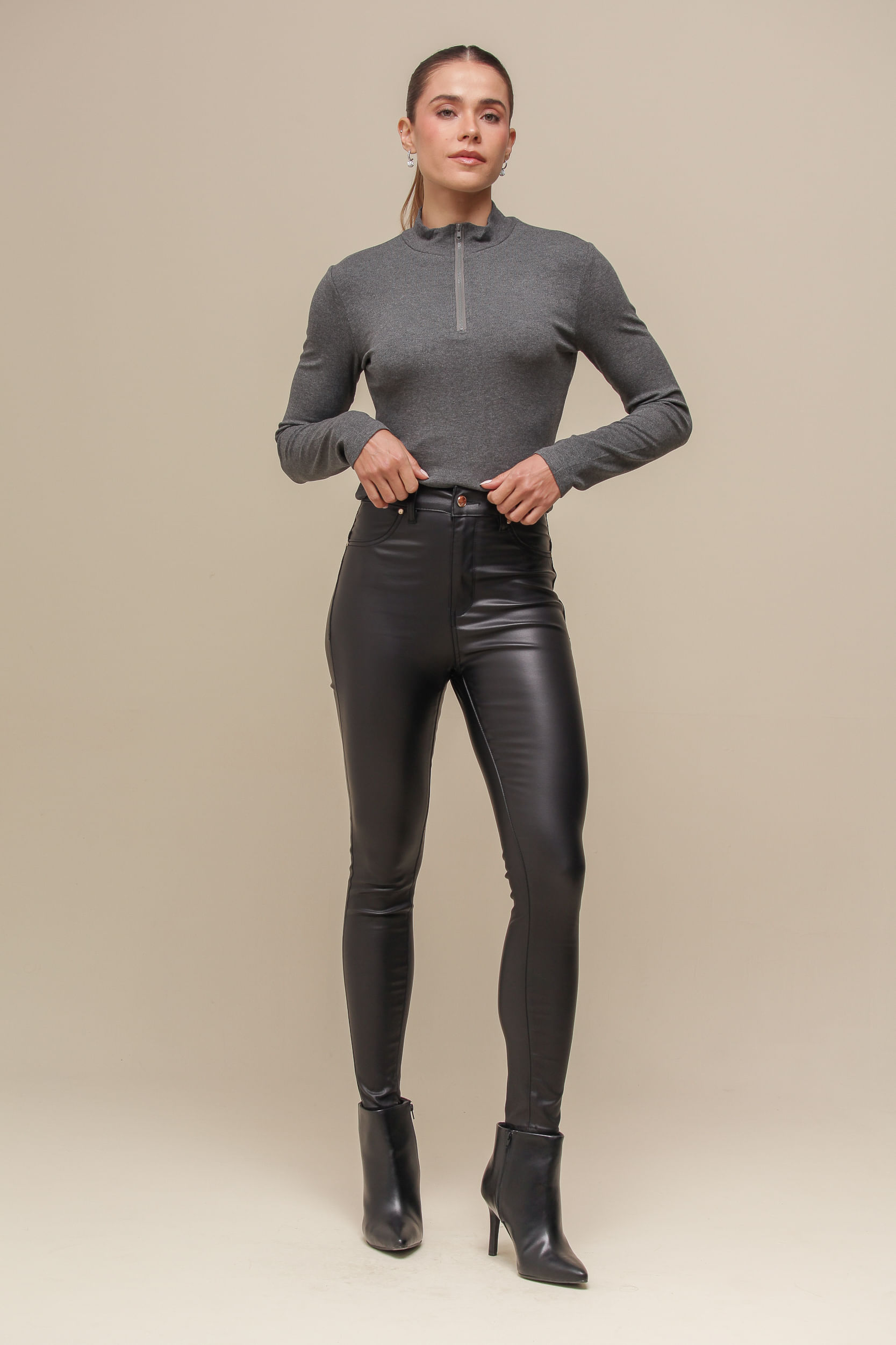 9036762 - Calça Resinada Skinny PRETO