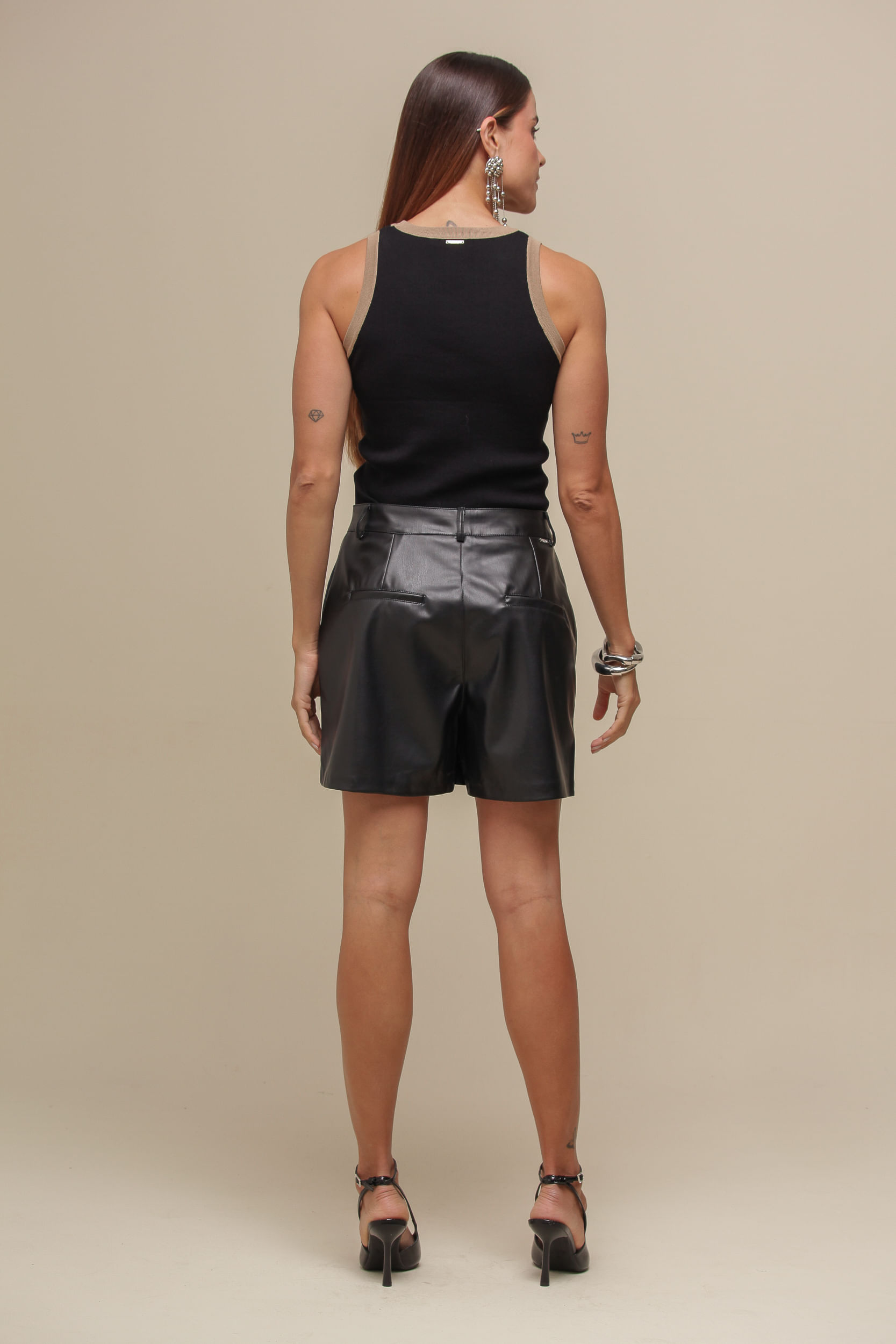 9036804 - Shorts Curto PU  PRETO