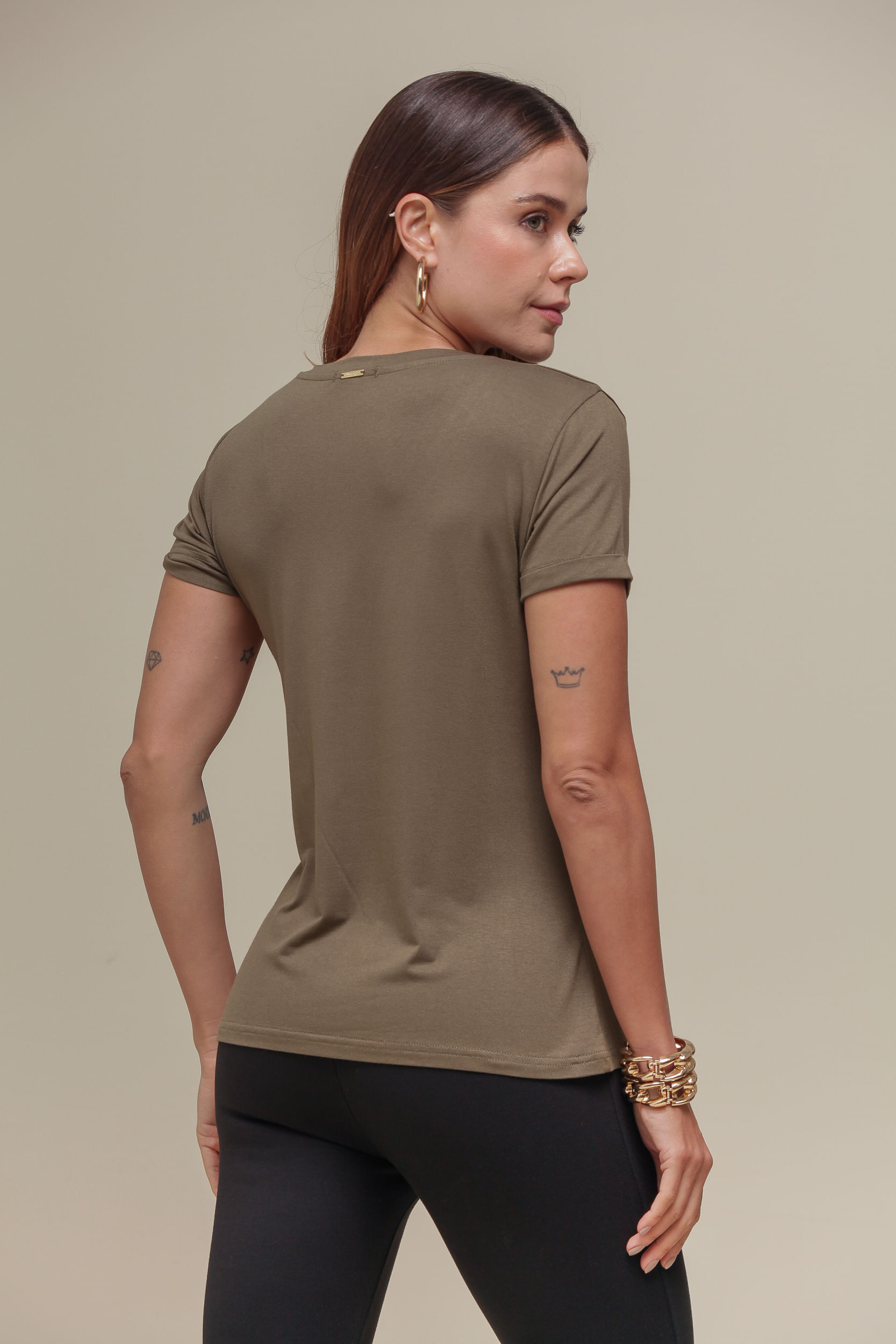 9036552 - Camiseta Basic Decote V VERDE OLIVA 9036552 - Camiseta Basic Decote V VERDE OLIVA