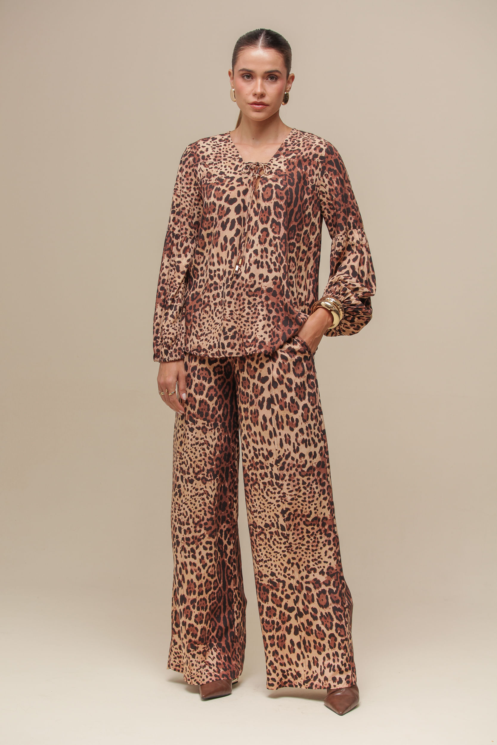 9036458 - Calça Pantalona Animal Print  ONÇA