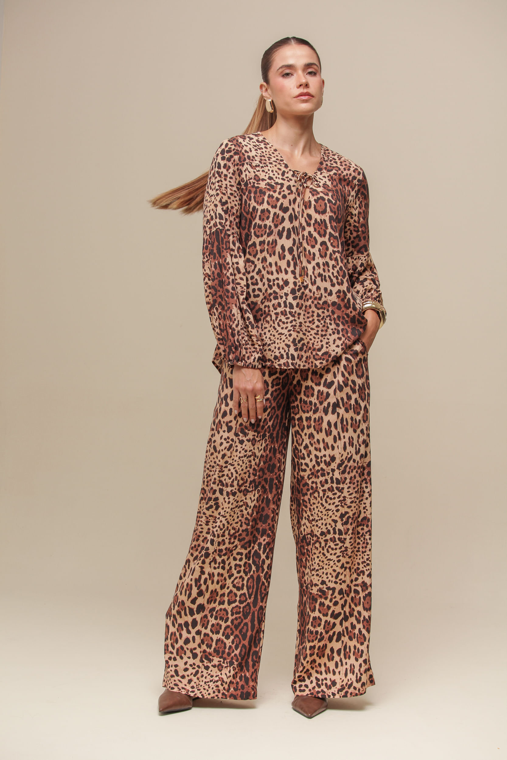 9036458 - Calça Pantalona Animal Print  ONÇA