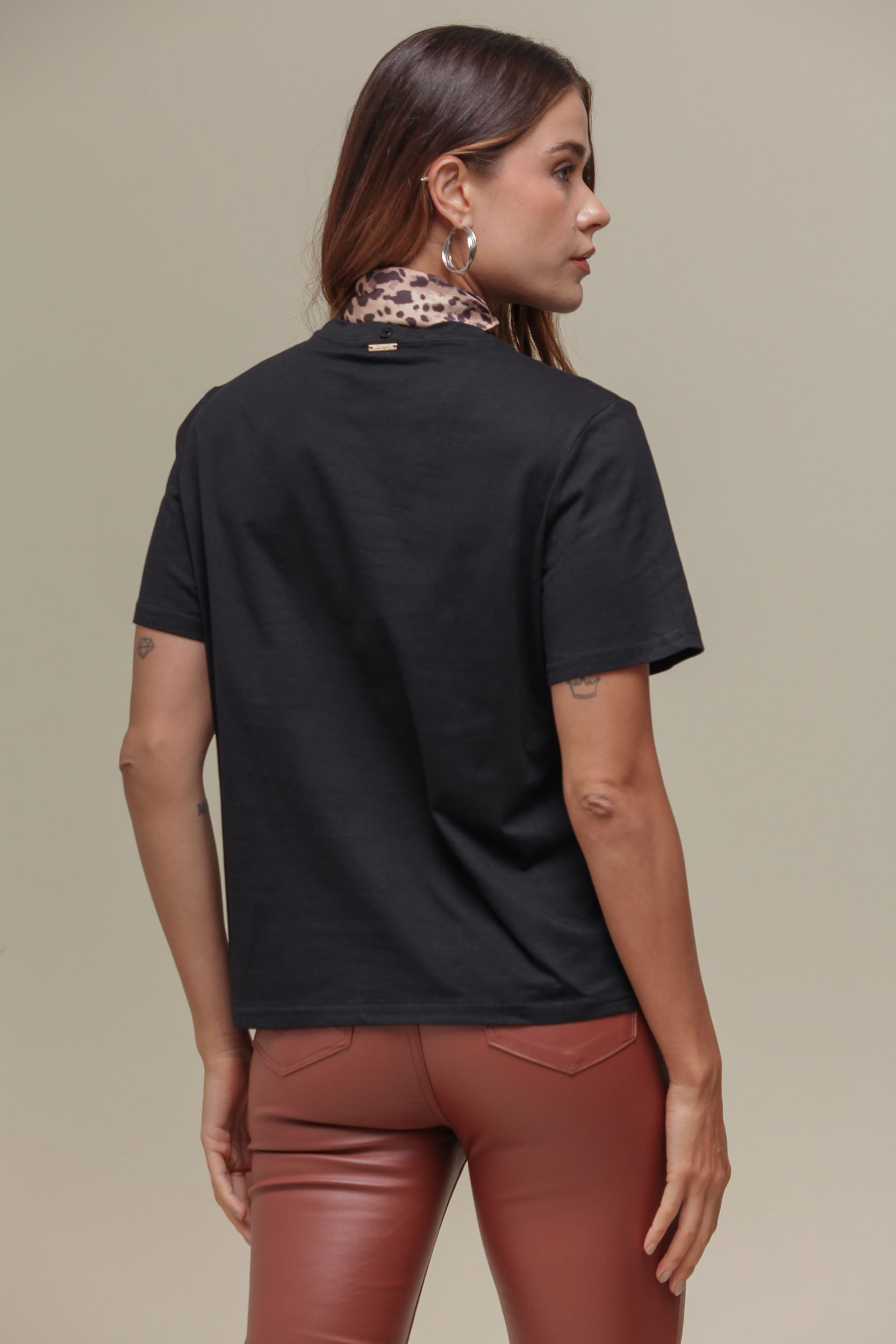 9036492 - Blusa de Malha Com lenço de Oncinha  PRETO