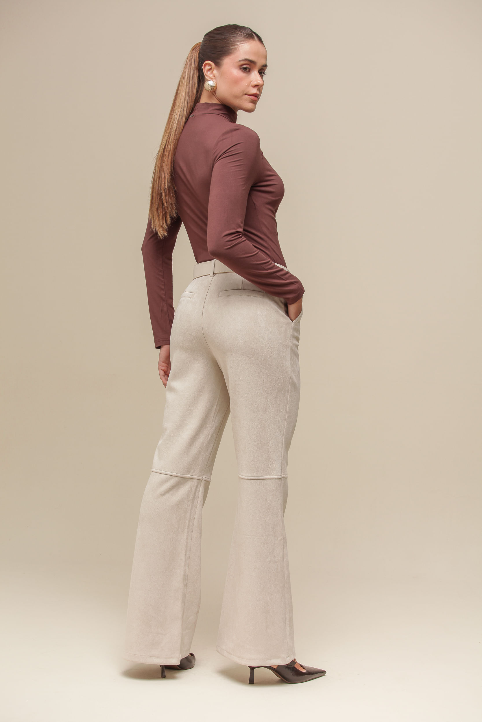 9036802 - Calça Pantalona de Suede  AREIA