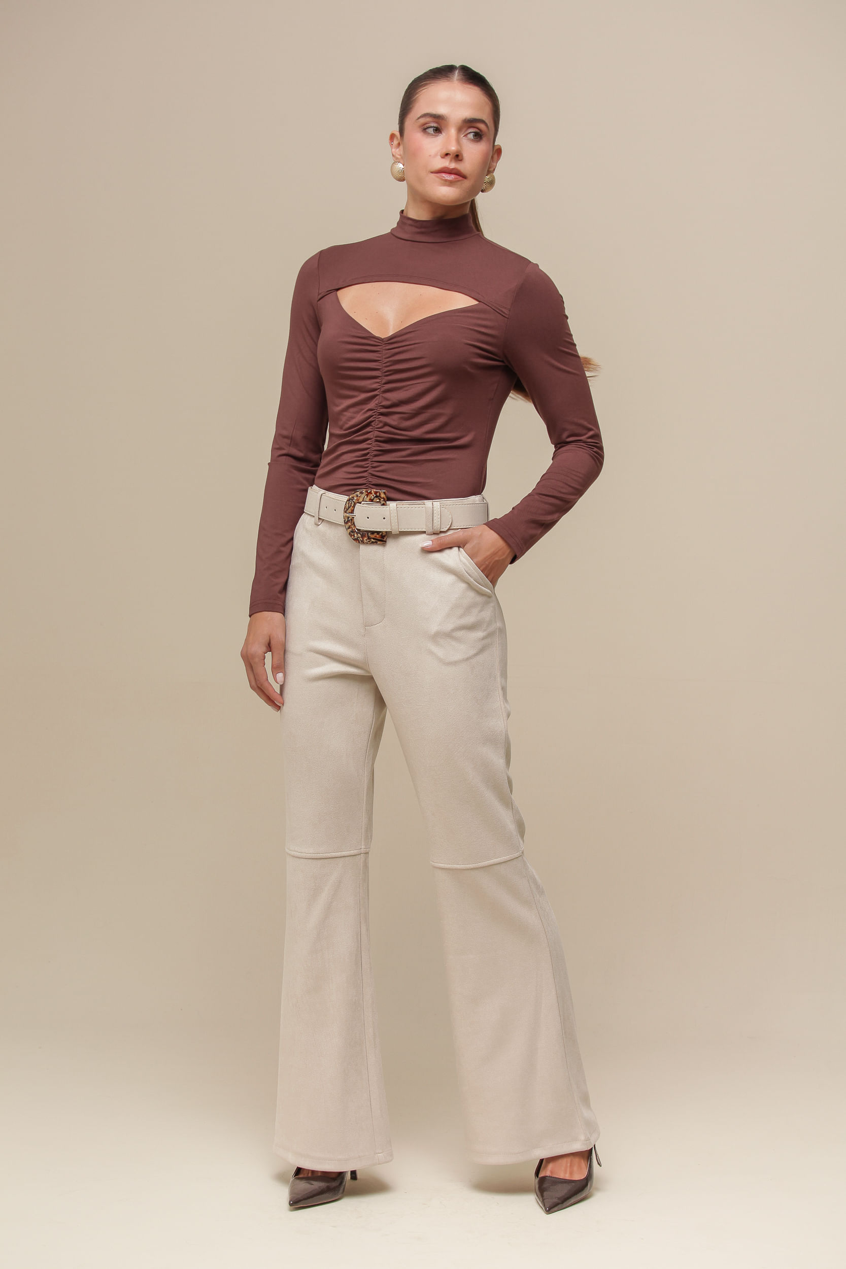 9036802 - Calça Pantalona de Suede  AREIA
