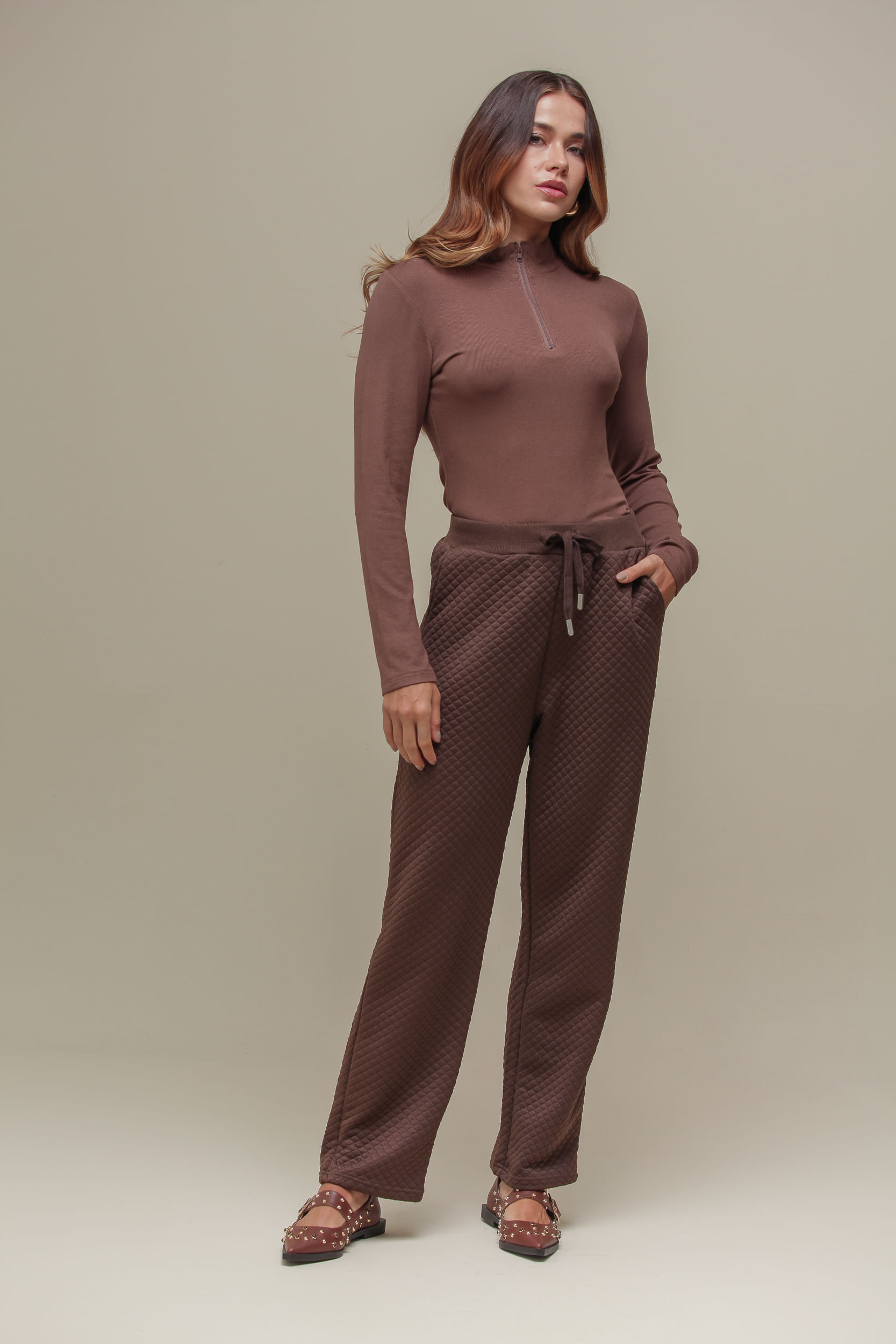 9036782 - Calça Moletom em Matelassê  MARROM