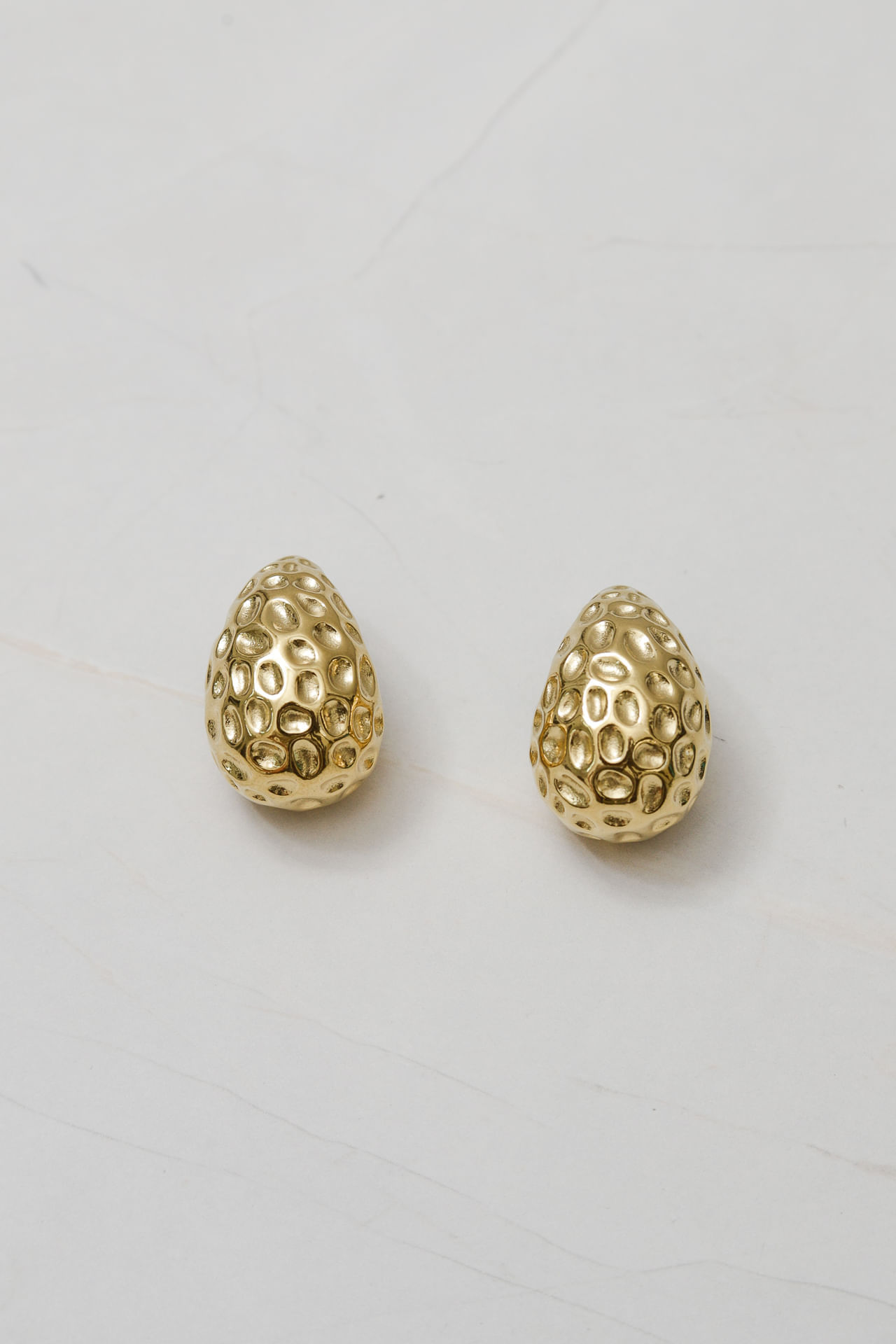 9036685 - Brinco Meia Gota Amassado  DOURADO