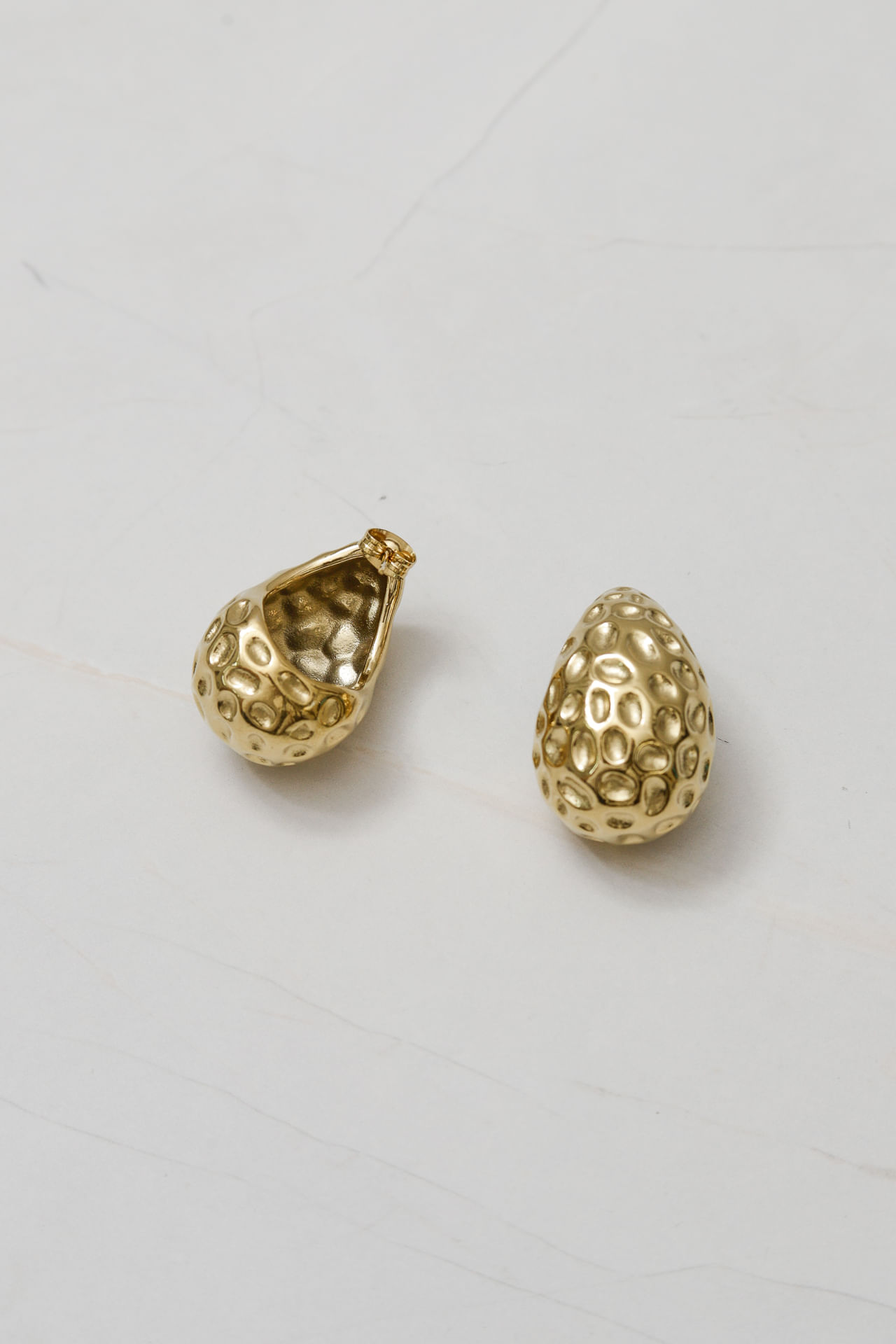 9036685 - Brinco Meia Gota Amassado  DOURADO