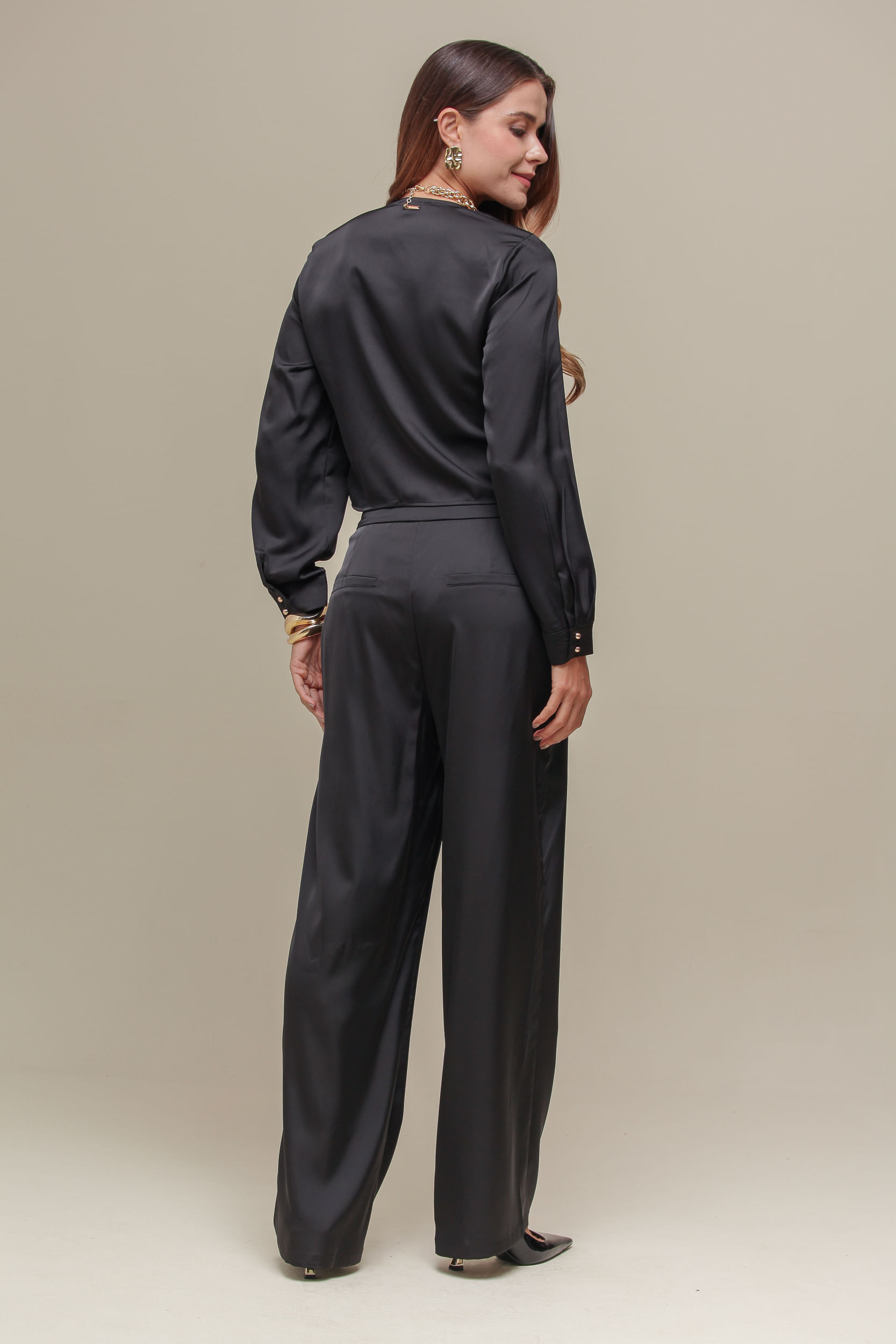 9036504 - Calça Alfaiataria Acetinada Pantalona  PRETO