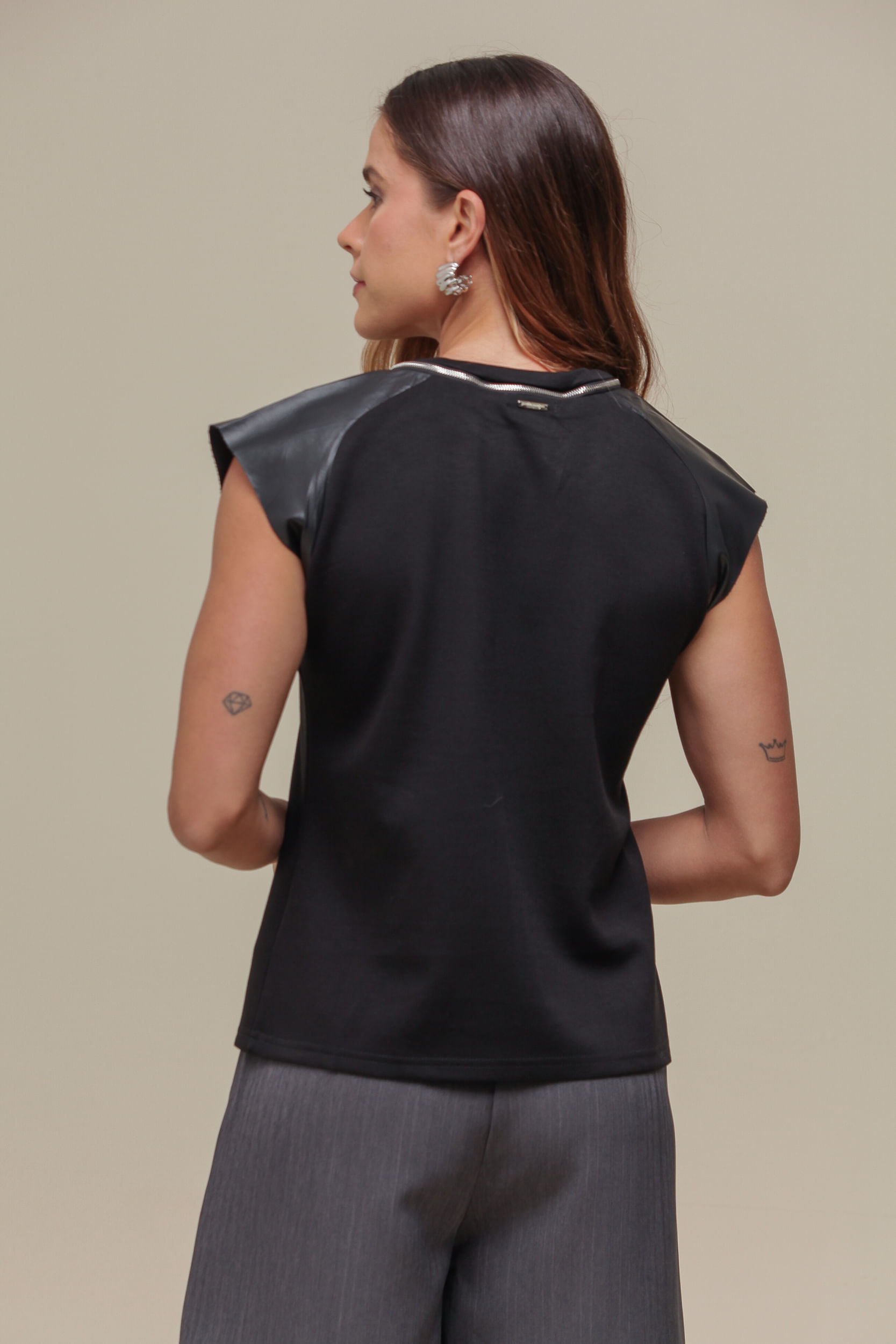 9036321 - Blusa de Malha Detalhes em PU Zíper PRETO 9036321 - Blusa de Malha Detalhes em PU Zíper PRETO