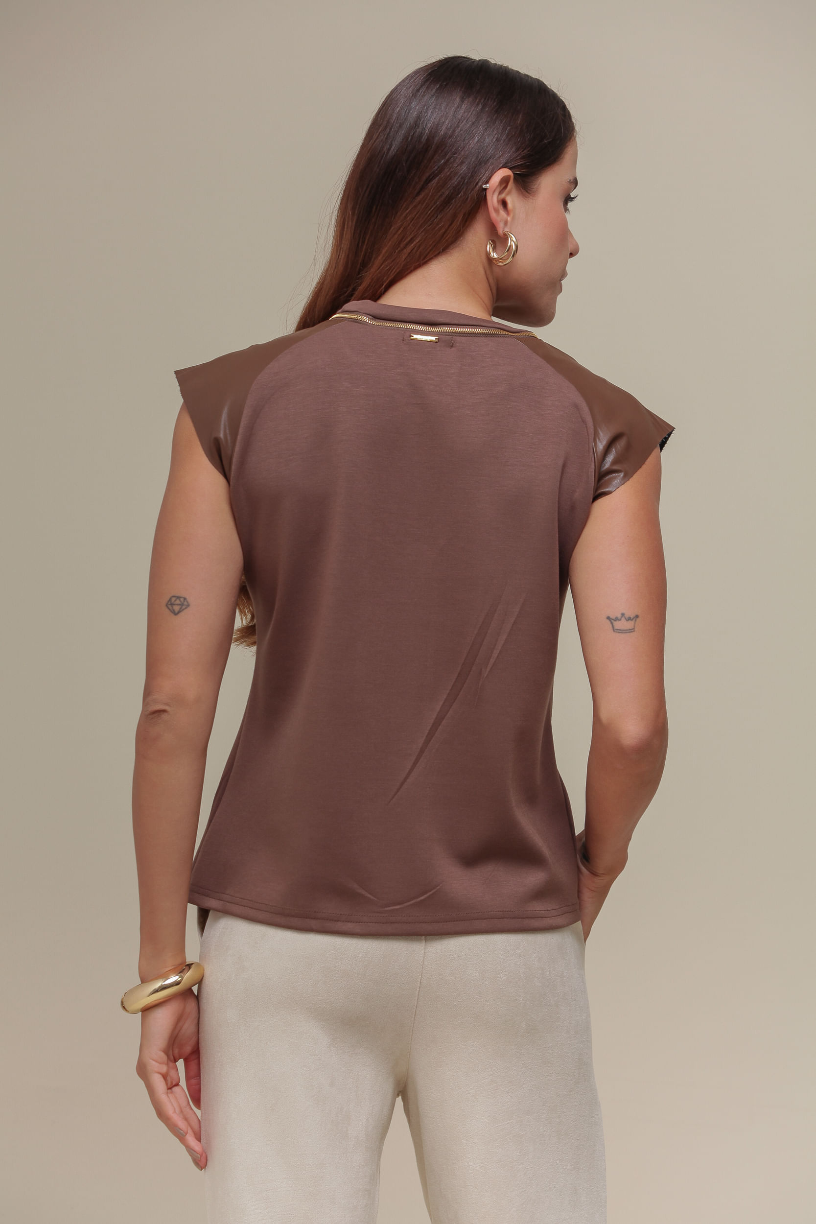 9036321 - Blusa de Malha Detalhes em PU Zíper MARROM 9036321 - Blusa de Malha Detalhes em PU Zíper MARROM