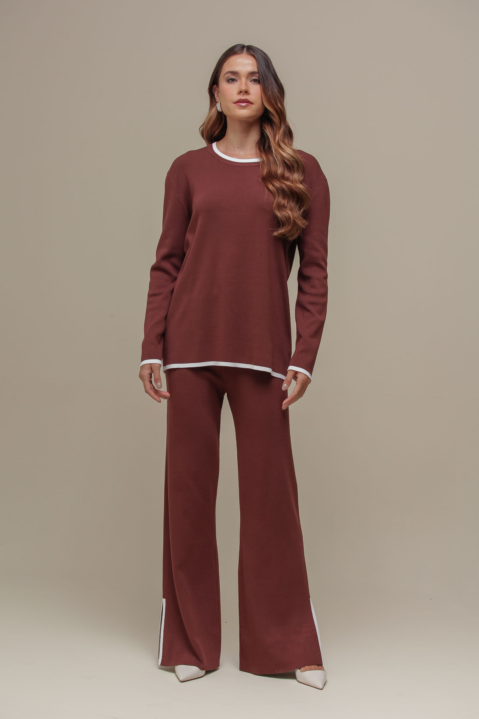 9036747 - Calça Tricô Bicolor Fenda Barra  MARROM