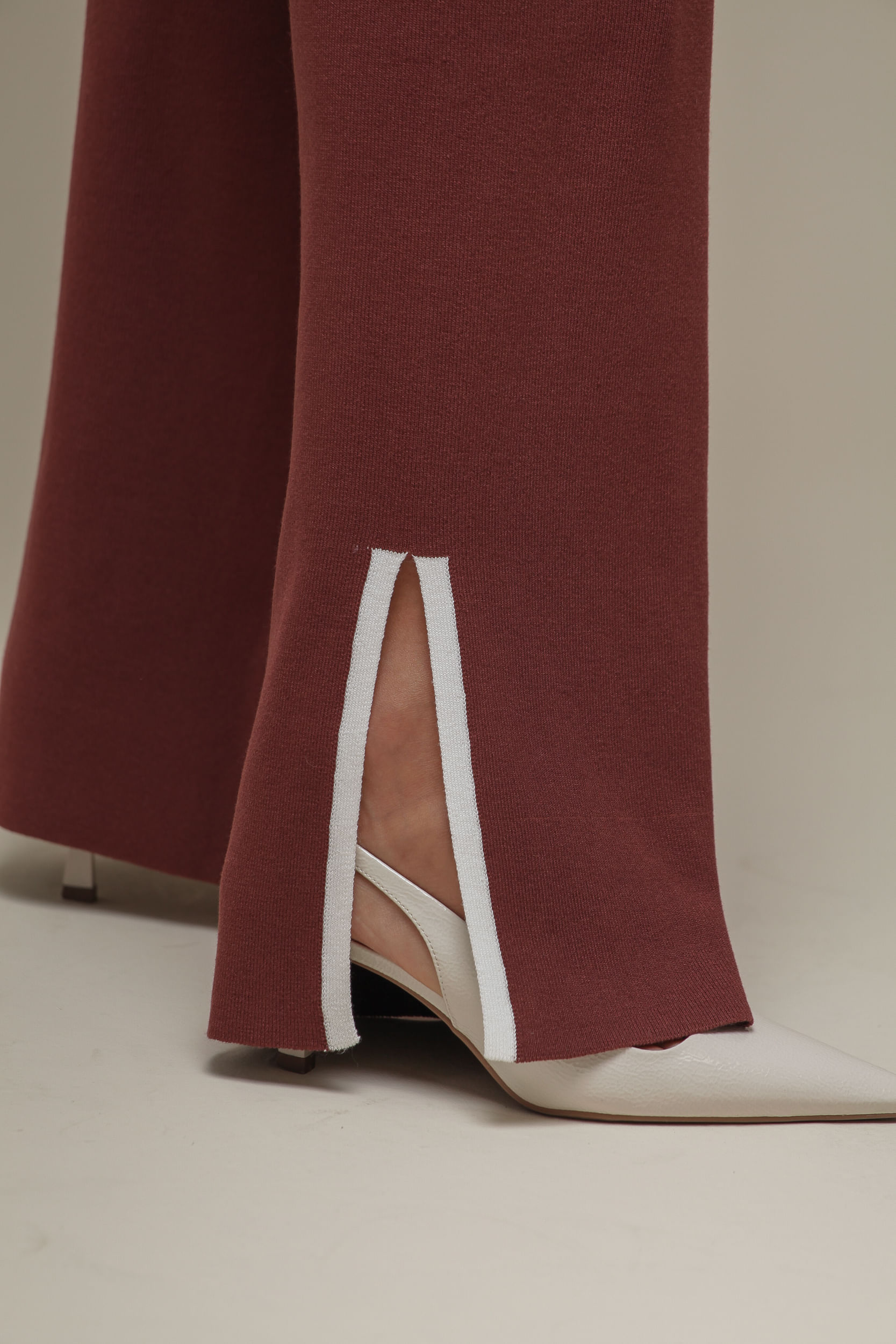 9036747 - Calça Tricô Bicolor Fenda Barra MARROM 9036747 - Calça Tricô Bicolor Fenda Barra MARROM