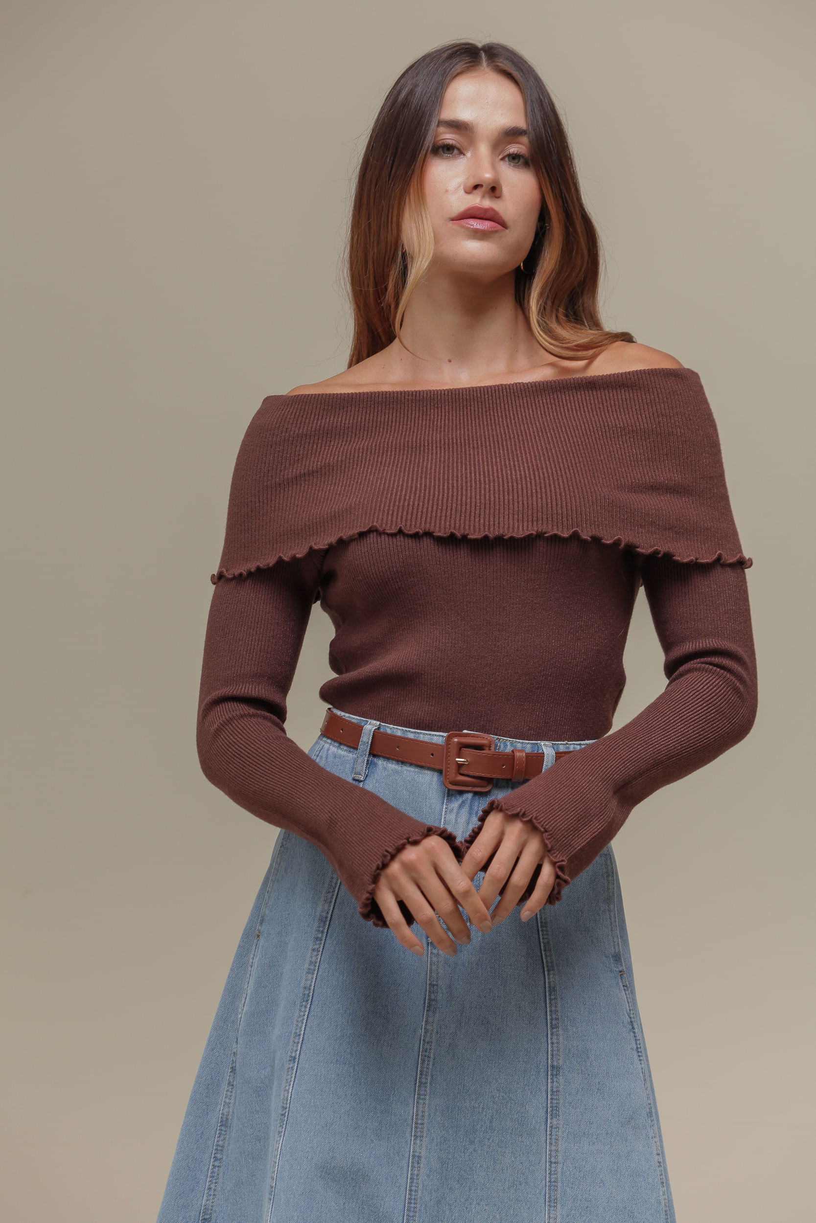 9036744 - Blusa Tricô Assimétrica Ombro a Ombro MARROM