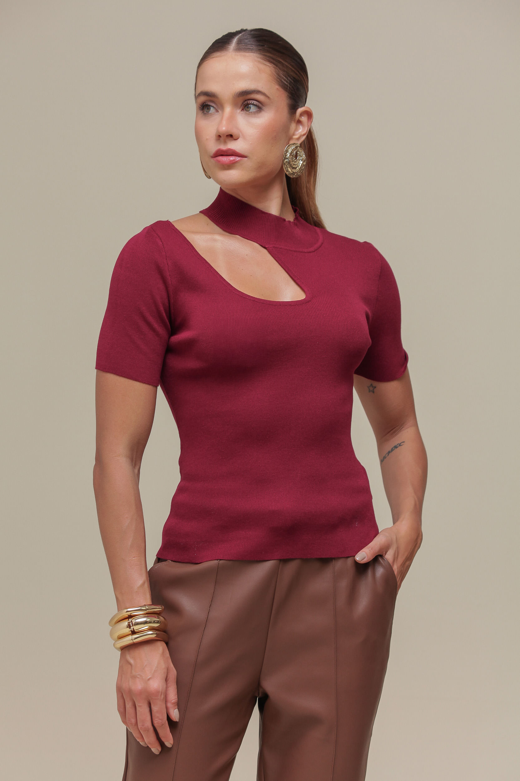 9036416 - Blusa Tricô Decote Assimétrico  CEREJA