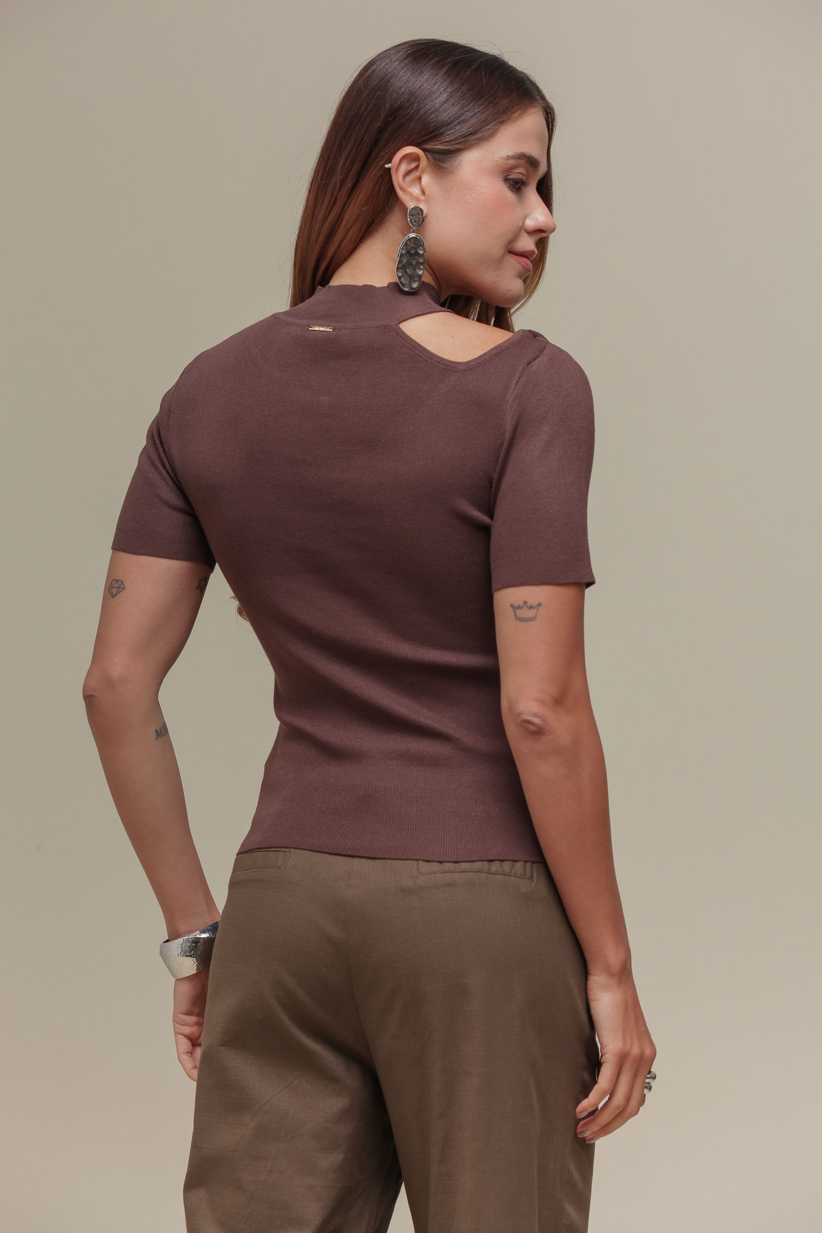 9036416 - Blusa Tricô Decote Assimétrico MARROM 9036416 - Blusa Tricô Decote Assimétrico MARROM