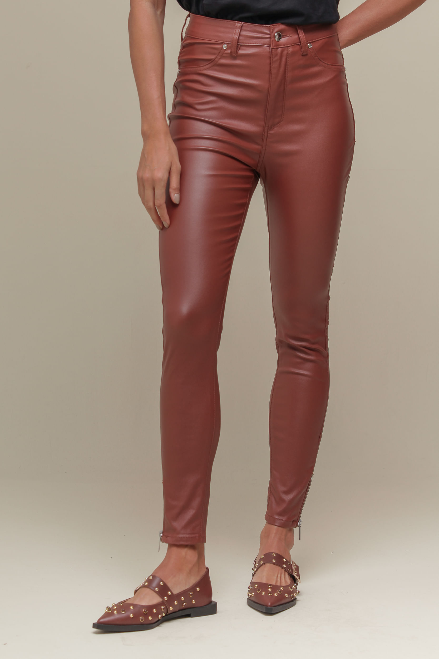 9036374 - Calça Resinada Skinny Detalhe Zíper CARAMELO 9036374 - Calça Resinada Skinny Detalhe Zíper CARAMELO - Imagem 2