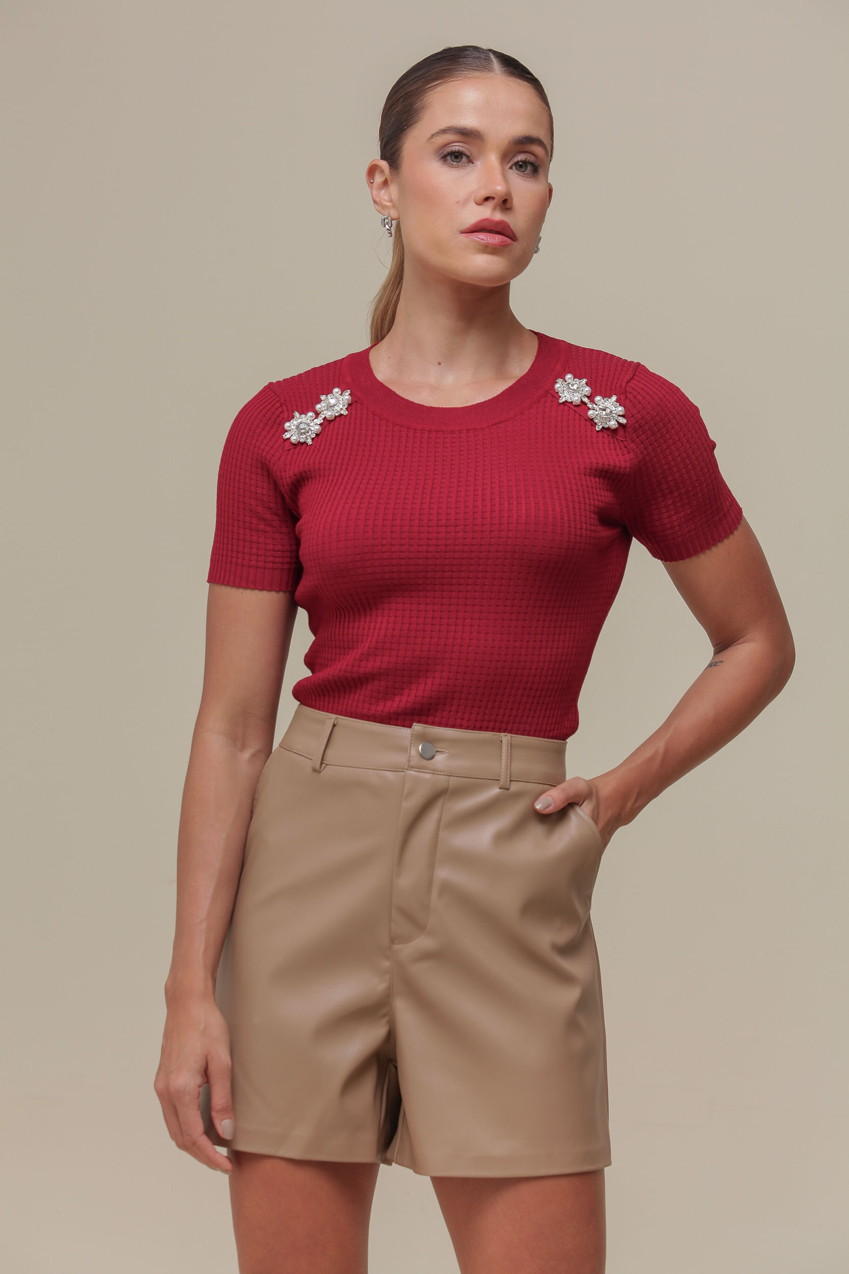 9036584 - Blusa Tricô Detalhe Pedras  CEREJA