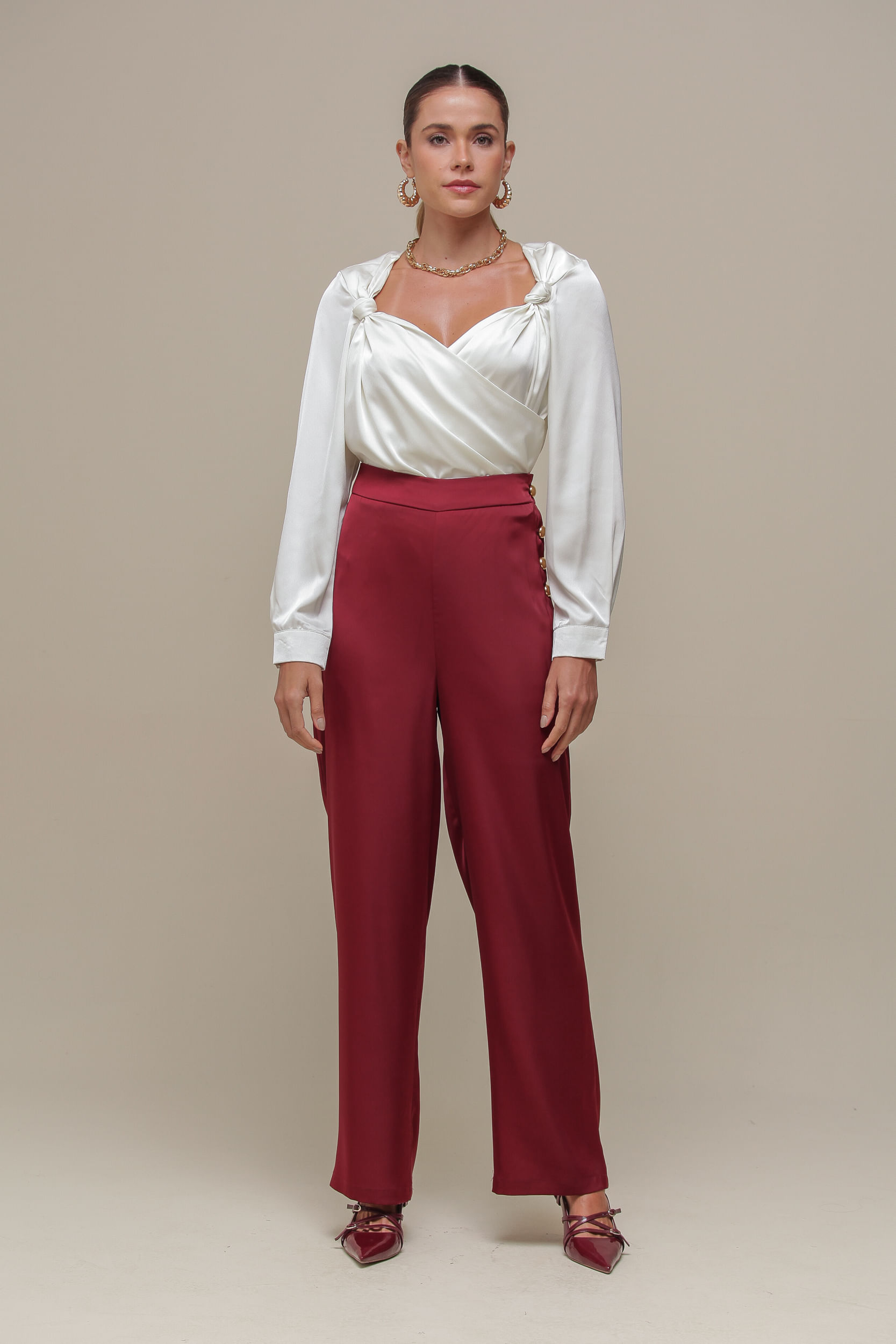 9036504 - Calça Alfaiataria Acetinada Pantalona  CEREJA