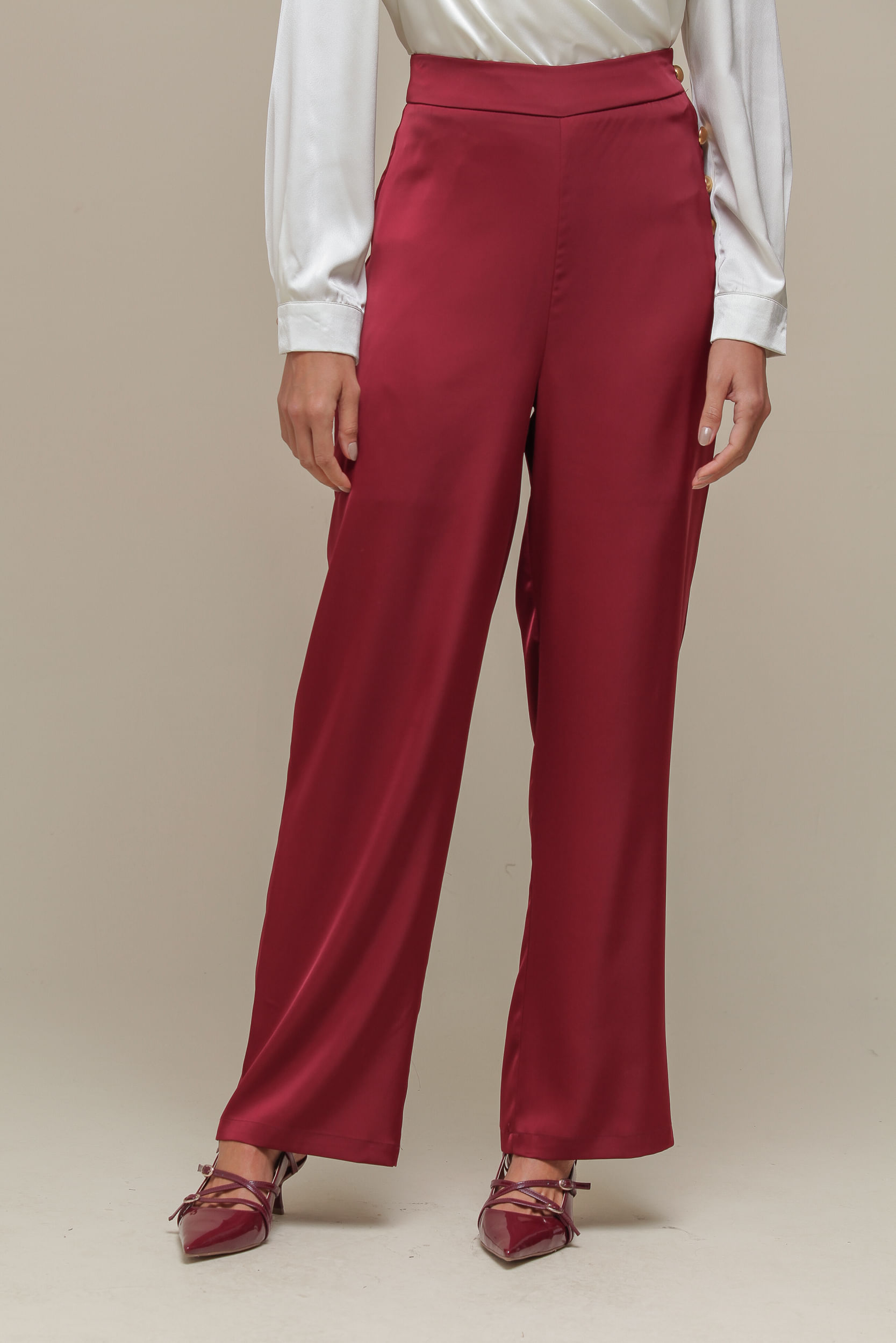 9036504 - Calça Alfaiataria Acetinada Pantalona  CEREJA