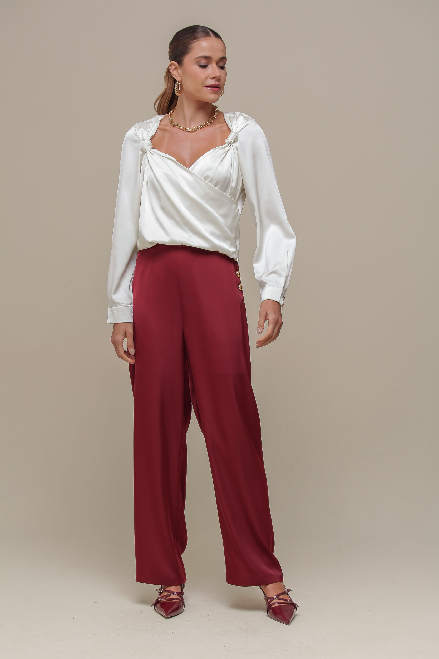 9036504 - Calça Alfaiataria Acetinada Pantalona  CEREJA