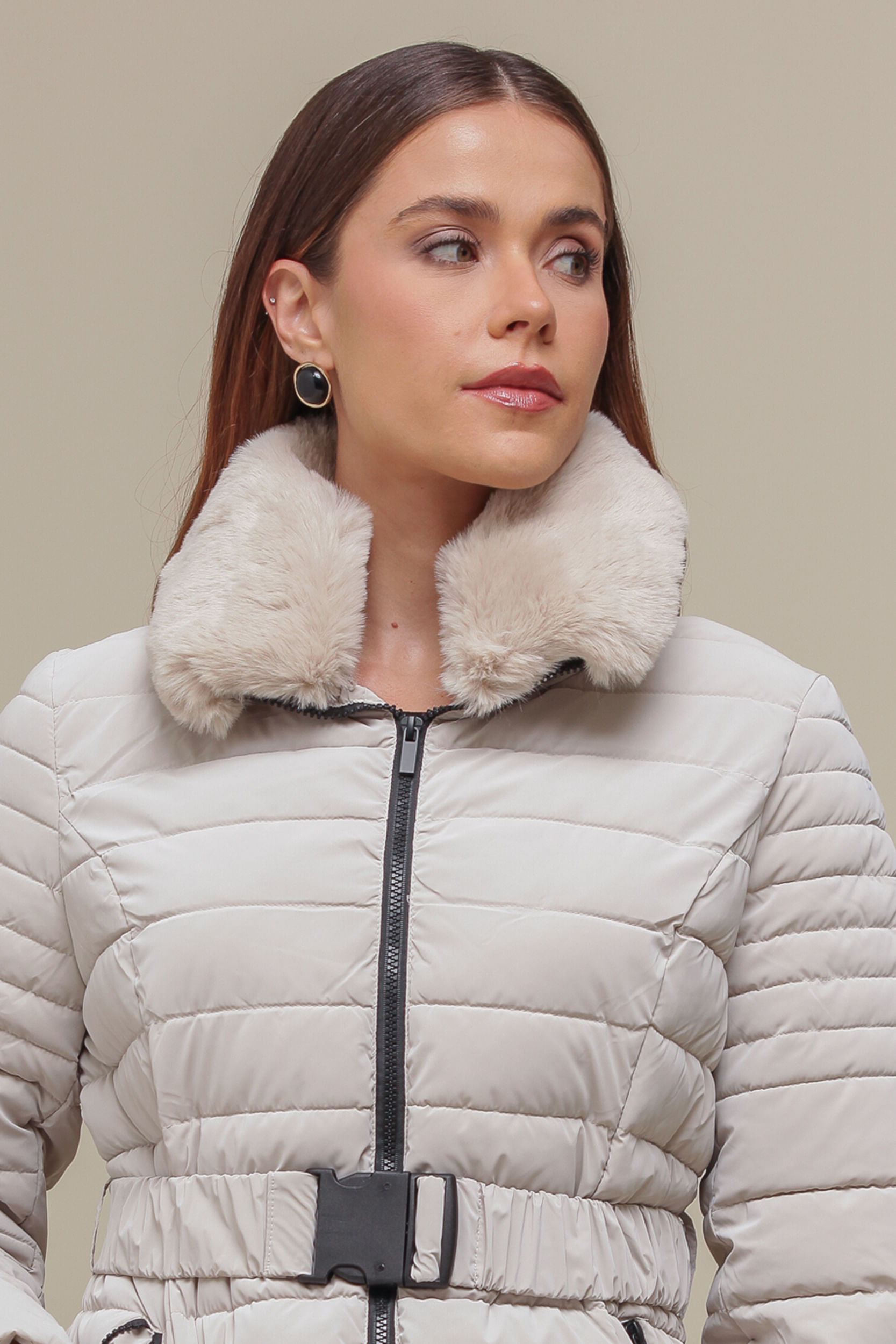 Casaco Puffer Alongado Gola Pelo AREIA Casaco Puffer Alongado Gola Pelo AREIA