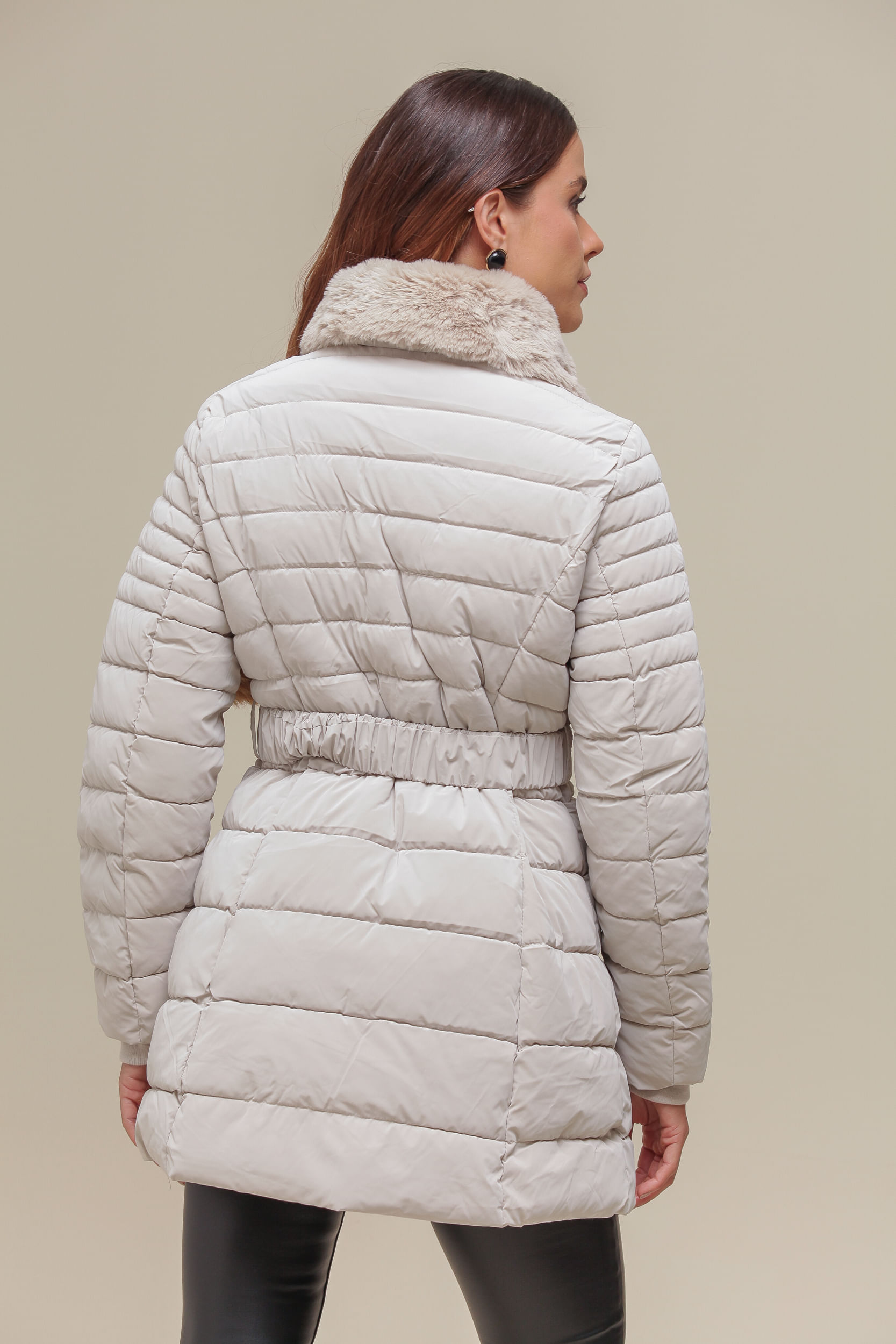 Casaco Puffer Alongado Gola Pelo AREIA Casaco Puffer Alongado Gola Pelo AREIA