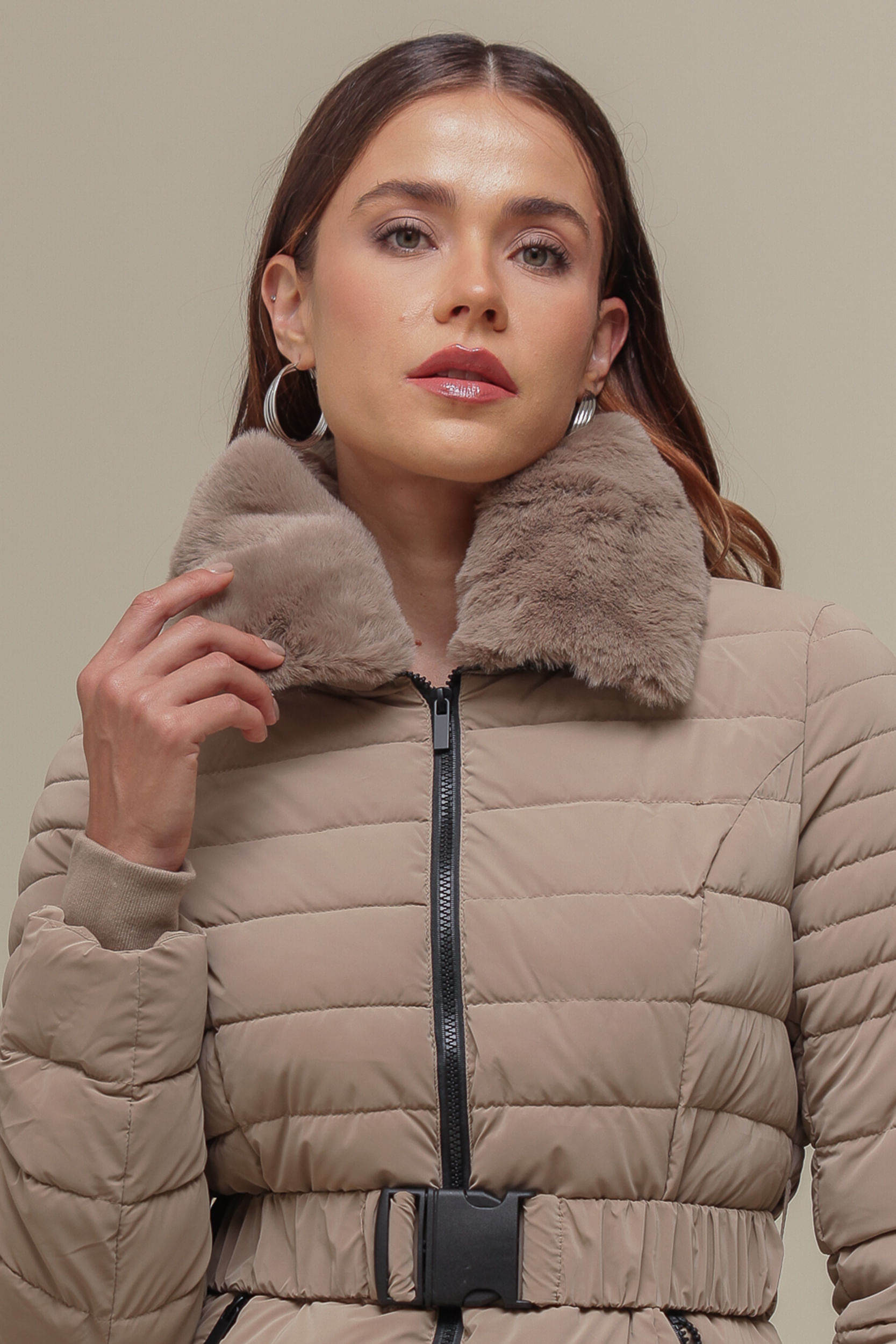 Casaco Puffer Alongado Gola Pelo BEGE Casaco Puffer Alongado Gola Pelo BEGE