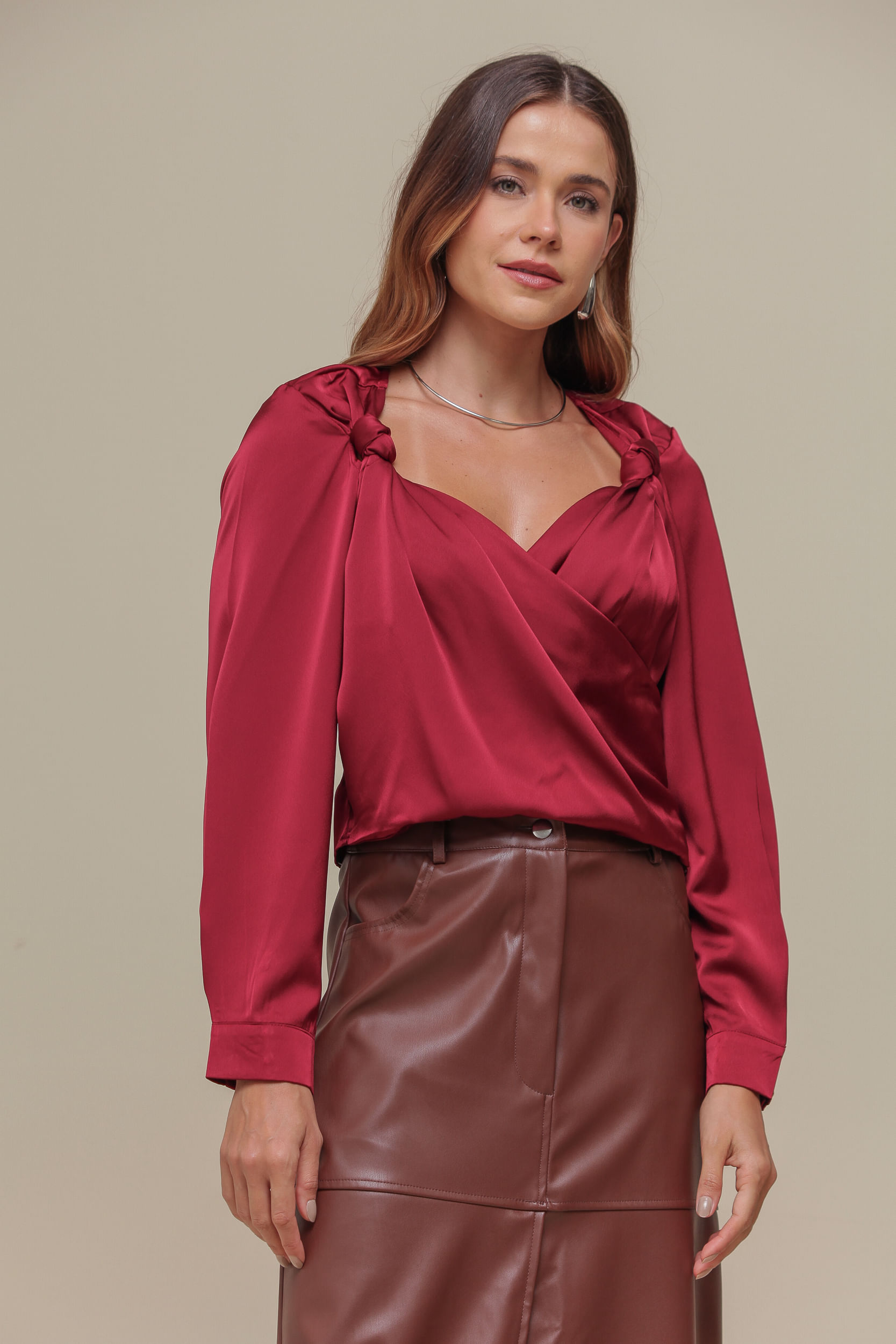 9036506 - Blusa Manga Longa Detalhe Torção  CEREJA