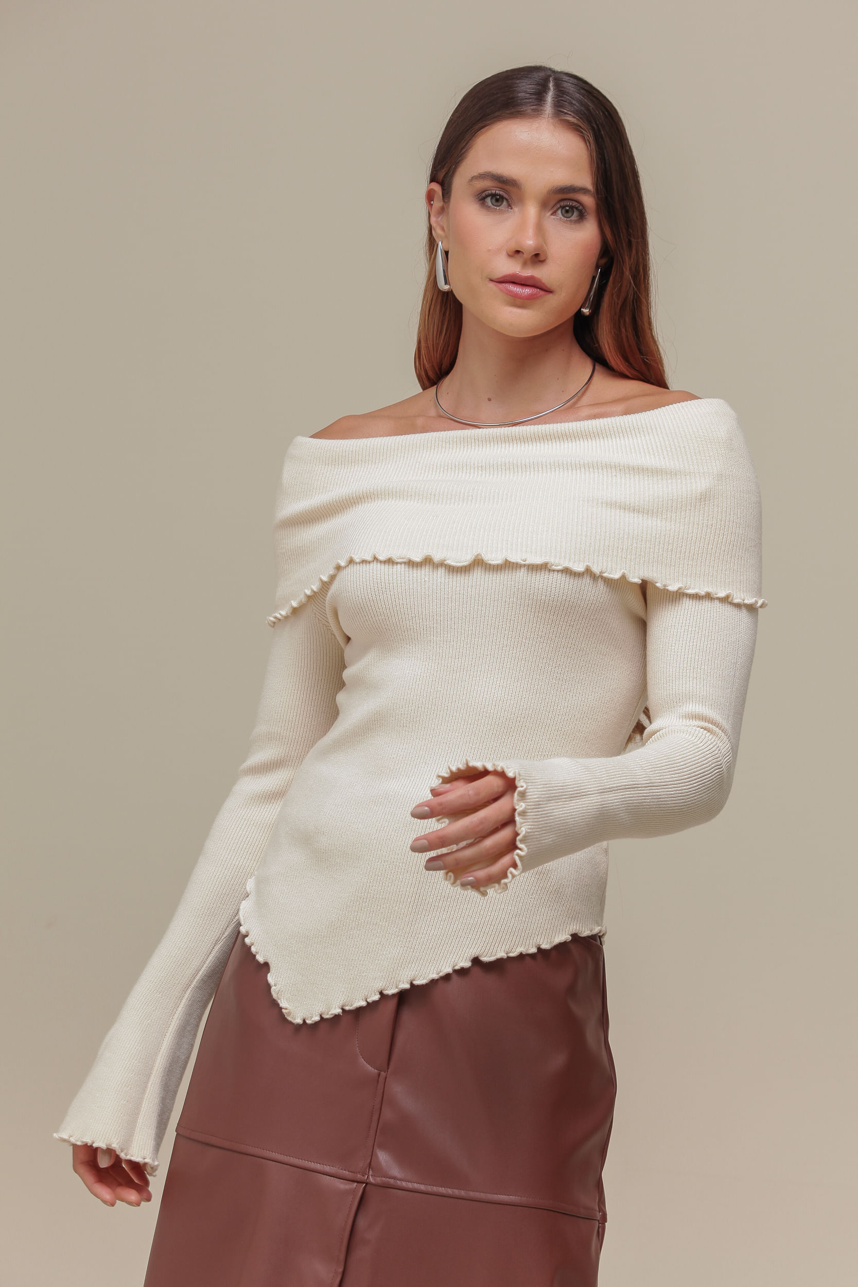 9036744 - Blusa Tricô Assimétrica Ombro a Ombro BEGE