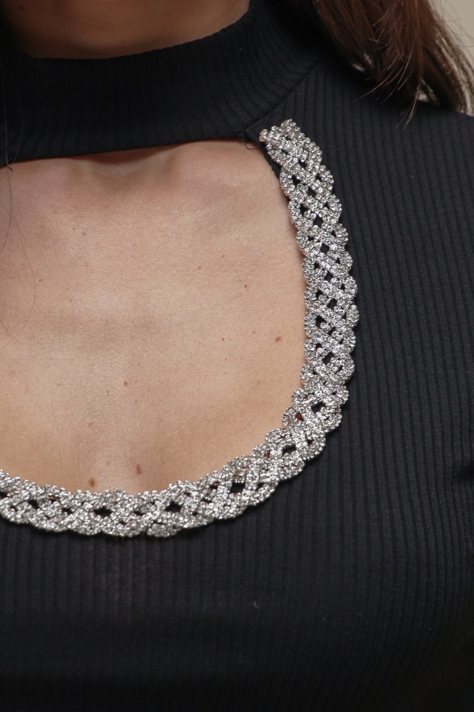 9036765 - Blusa Cropped Canelada Decote Bordado PRETO