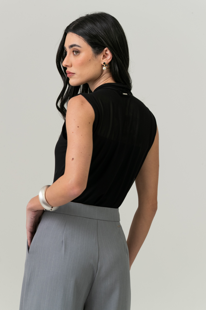 9038596 - Blusa Sem Manga Gola Alta Tule PRETO 9038596 - Blusa Sem Manga Gola Alta Tule PRETO