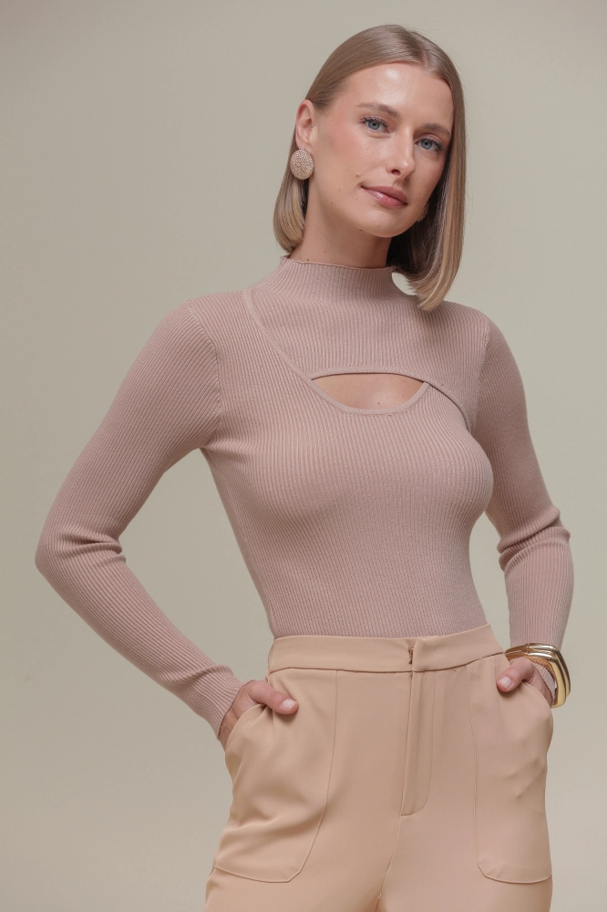 9036398 - Blusa Tricô Gola Alta Decote Assimétrico BEGE