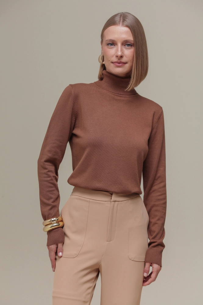 Blusa Tricô Gola Alta  MARROM