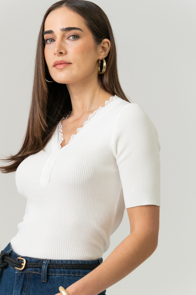 9038796 - Blusa Tricot Manga Curta Com Renda OFF-WHITE 9038796 - Blusa Tricot Manga Curta Com Renda OFF-WHITE