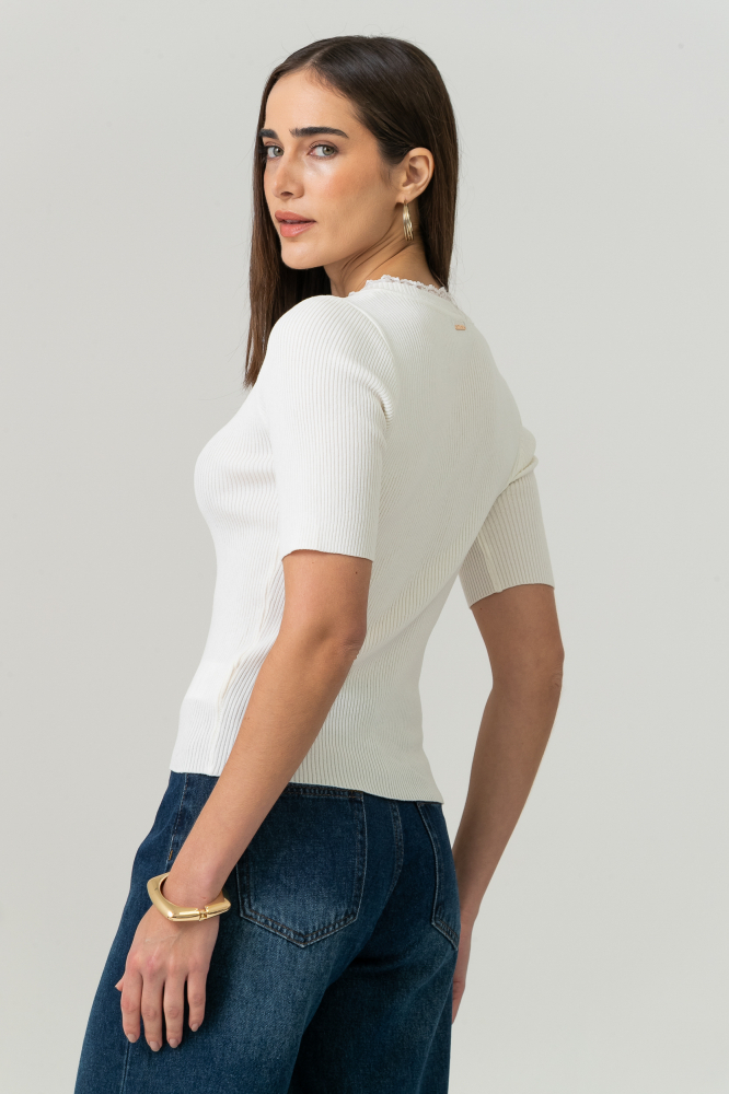 9038796 - Blusa Tricot Manga Curta Com Renda OFF-WHITE 9038796 - Blusa Tricot Manga Curta Com Renda OFF-WHITE
