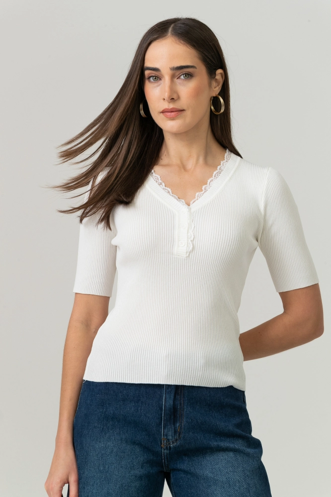 9038796 - Blusa Tricot Manga Curta Com Renda OFF-WHITE 9038796 - Blusa Tricot Manga Curta Com Renda OFF-WHITE - Imagem 1