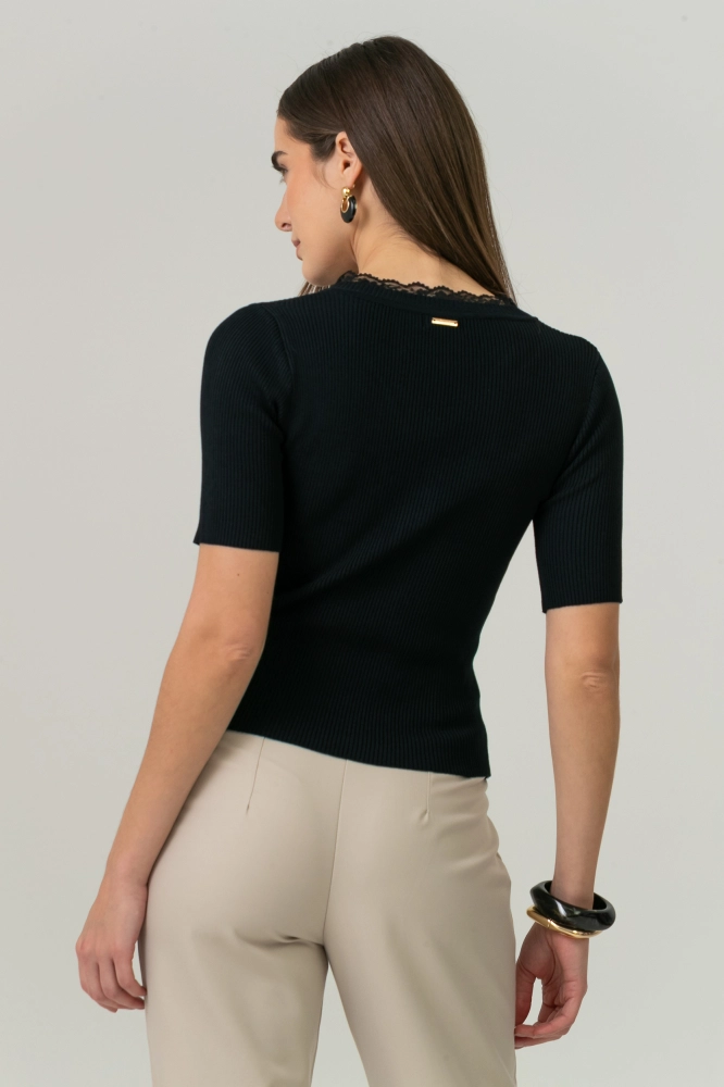 9038796 - Blusa Tricot Manga Curta Com Renda PRETO 9038796 - Blusa Tricot Manga Curta Com Renda PRETO - Imagem 2