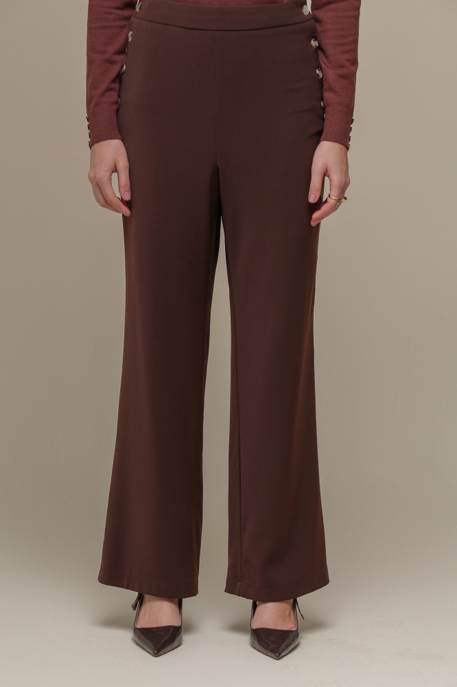9036256 - Calça Reta Alfaiataria Botões MARROM