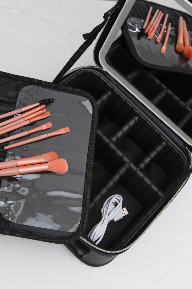 NECESSAIRE COM ESPELHO LED PRETO