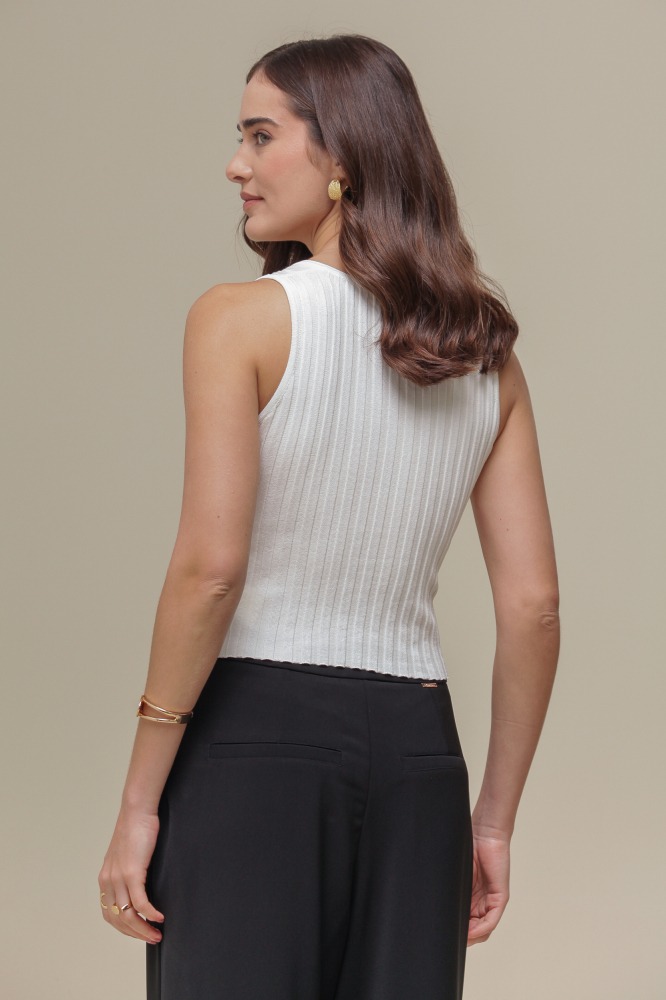9036656 - Regata Tricô Cropped Detalhe Colar OFF-WHITE 9036656 - Regata Tricô Cropped Detalhe Colar OFF-WHITE